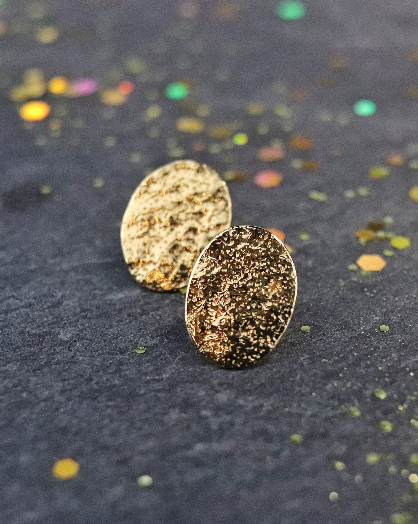Boucles d'oreilles Puces Emery en vermeil (argent 925/1000 plaqué or 5 microns) posées sur une ardoise naturelle, vues de face
