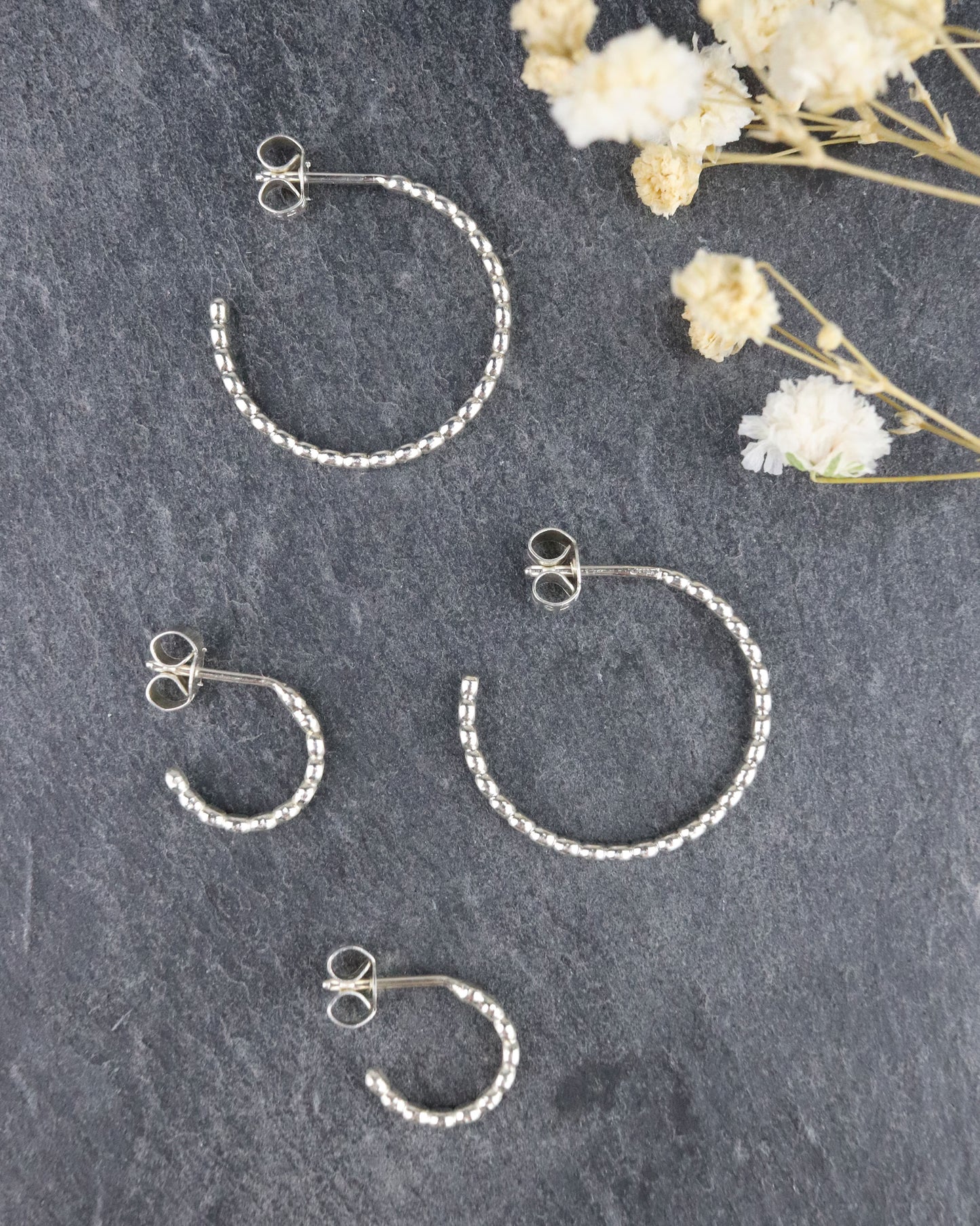 bijoux créatrice marion chappaz créoles boucles d'oreilles Sequin taille S 11 mm et M 22 mm argent 925 perlées laminées posées sur une ardoise