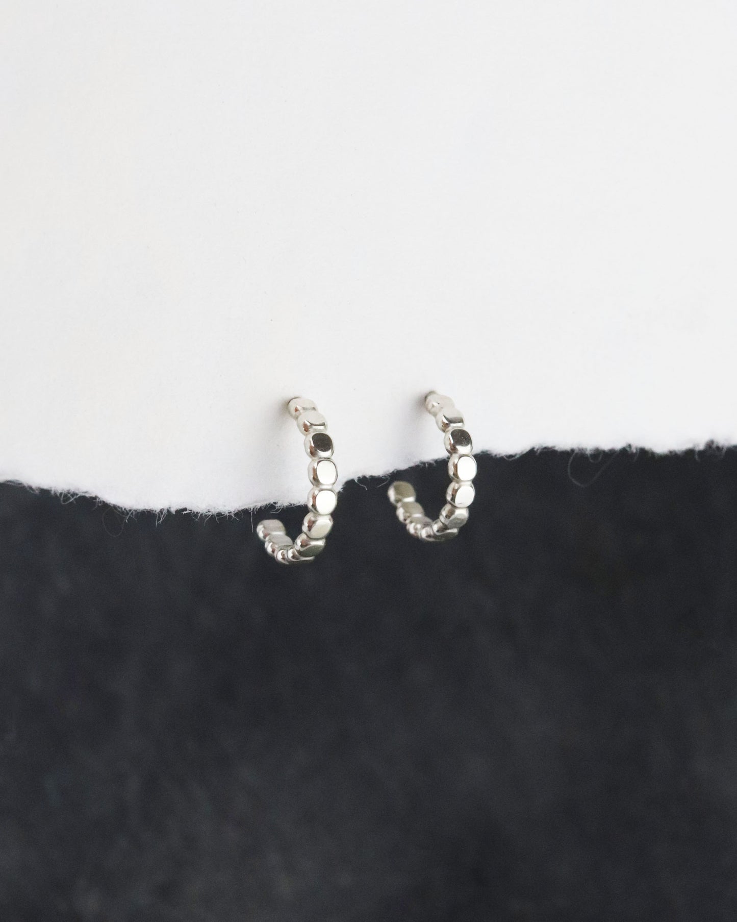 Boucles d'oreilles Créoles Sequin taille S 11 mm en argent 925 sur fond papier blanc et ardoise