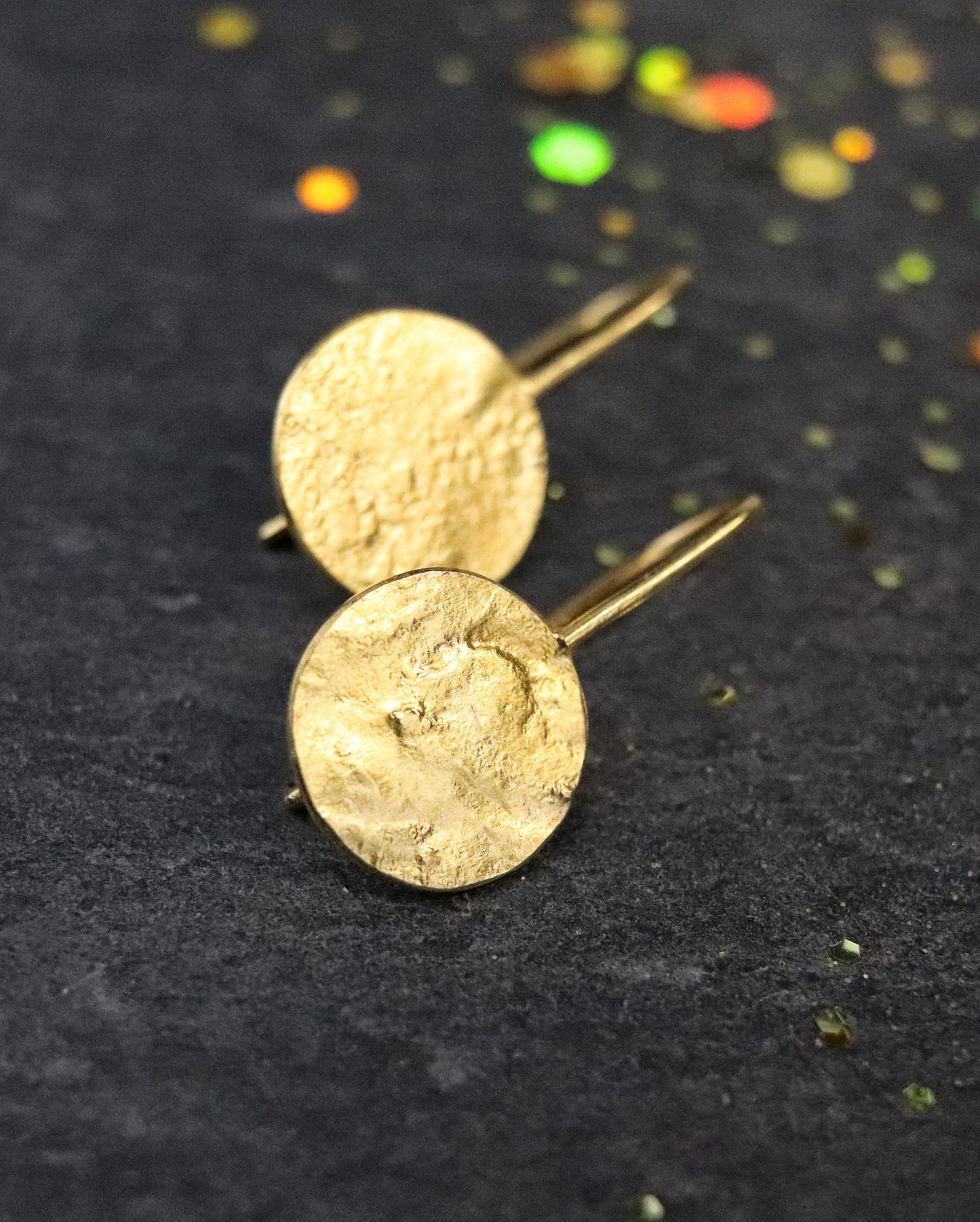 Boucles d'oreilles dormeuses Moon drop en vermeil (argent 925/1000 plaqué or 5 microns) posées sur une ardoise naturelle