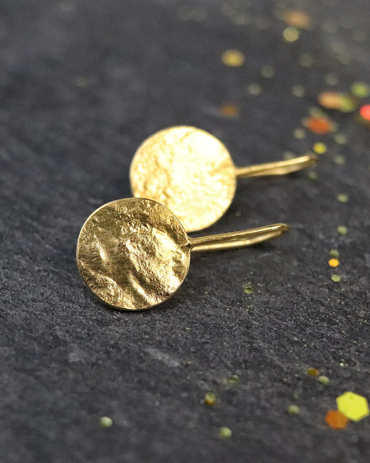 Boucles d'oreilles dormeuses Moon drop en vermeil (argent 925/1000 plaqué or 5 microns) vues de face posées sur une ardoise naturelle