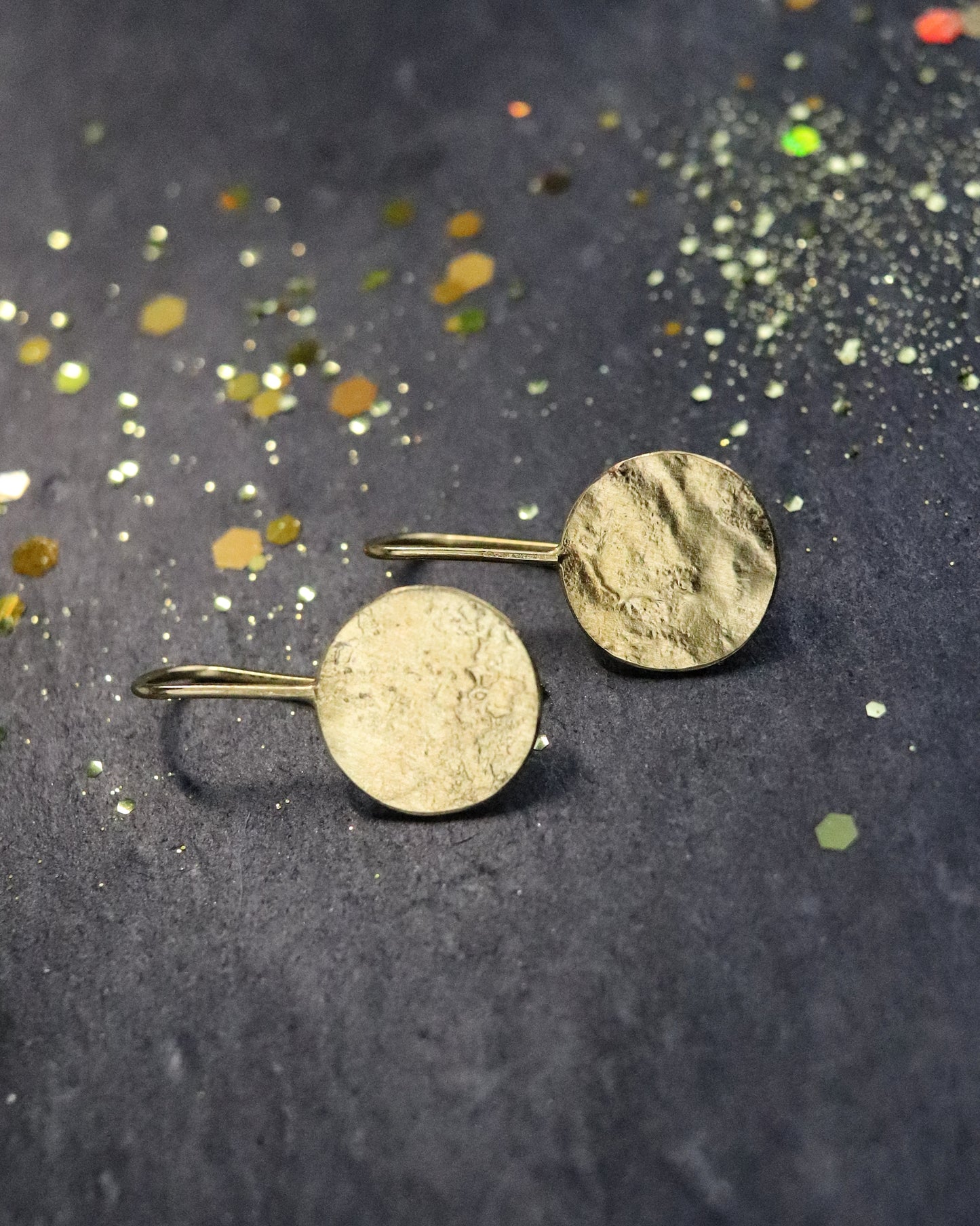 Boucles d'oreilles dormeuses Moon drop en vermeil (argent 925/1000 plaqué or 5 microns) vues de face posées sur une ardoise naturelle