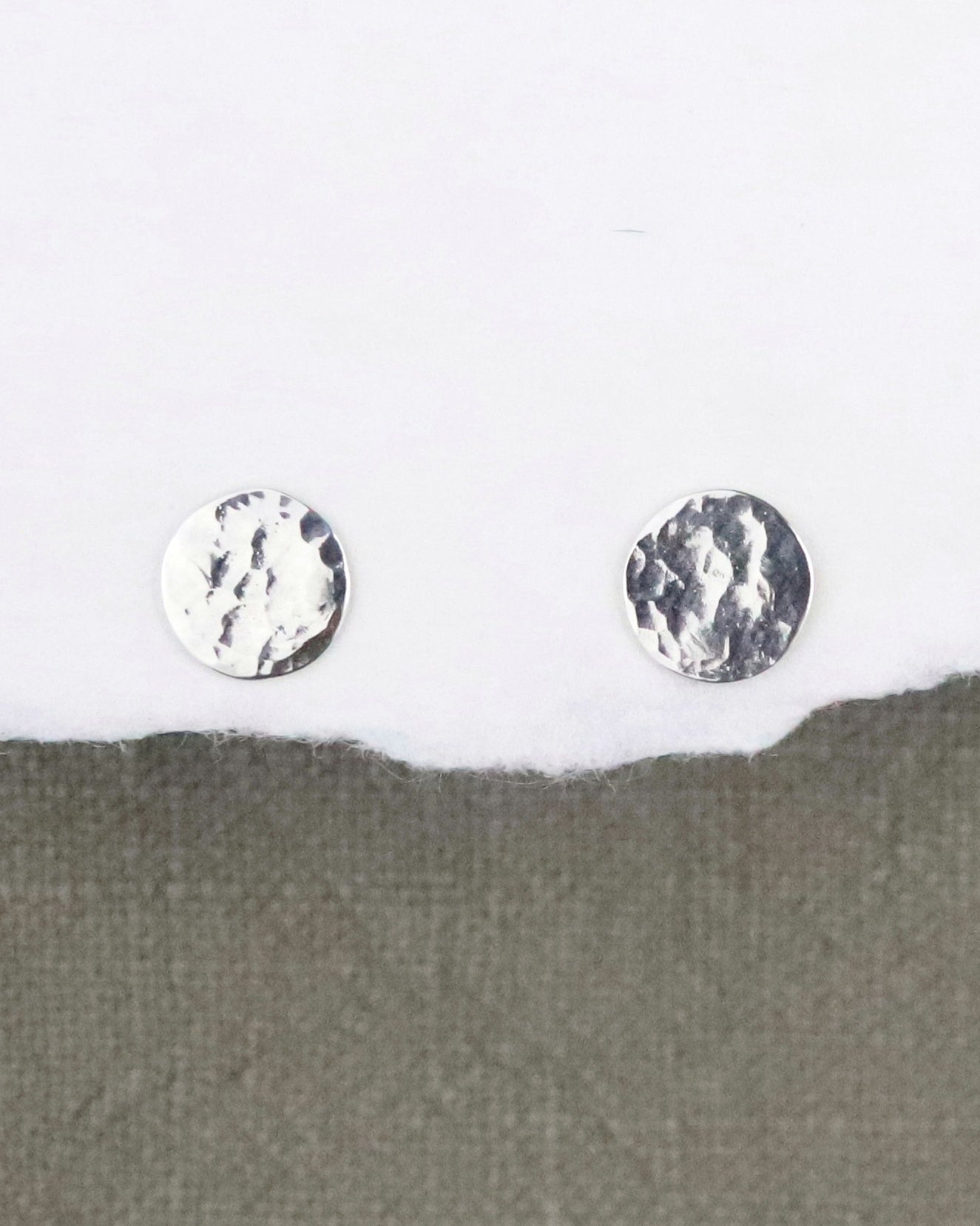 Boucles d'oreilles pour femme puces deux lunes argent 925/1000 sur fond blanc
