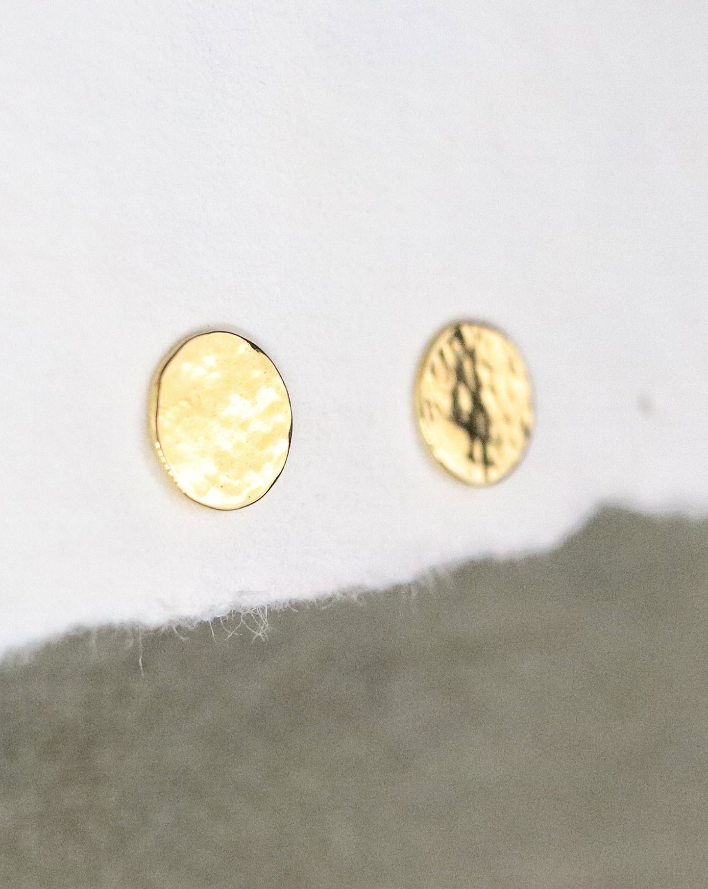 Boucles d'oreilles pour femme puces deux lunes en vermeil (argent 925/1000 plaqué or 5 microns)sur fond blanc