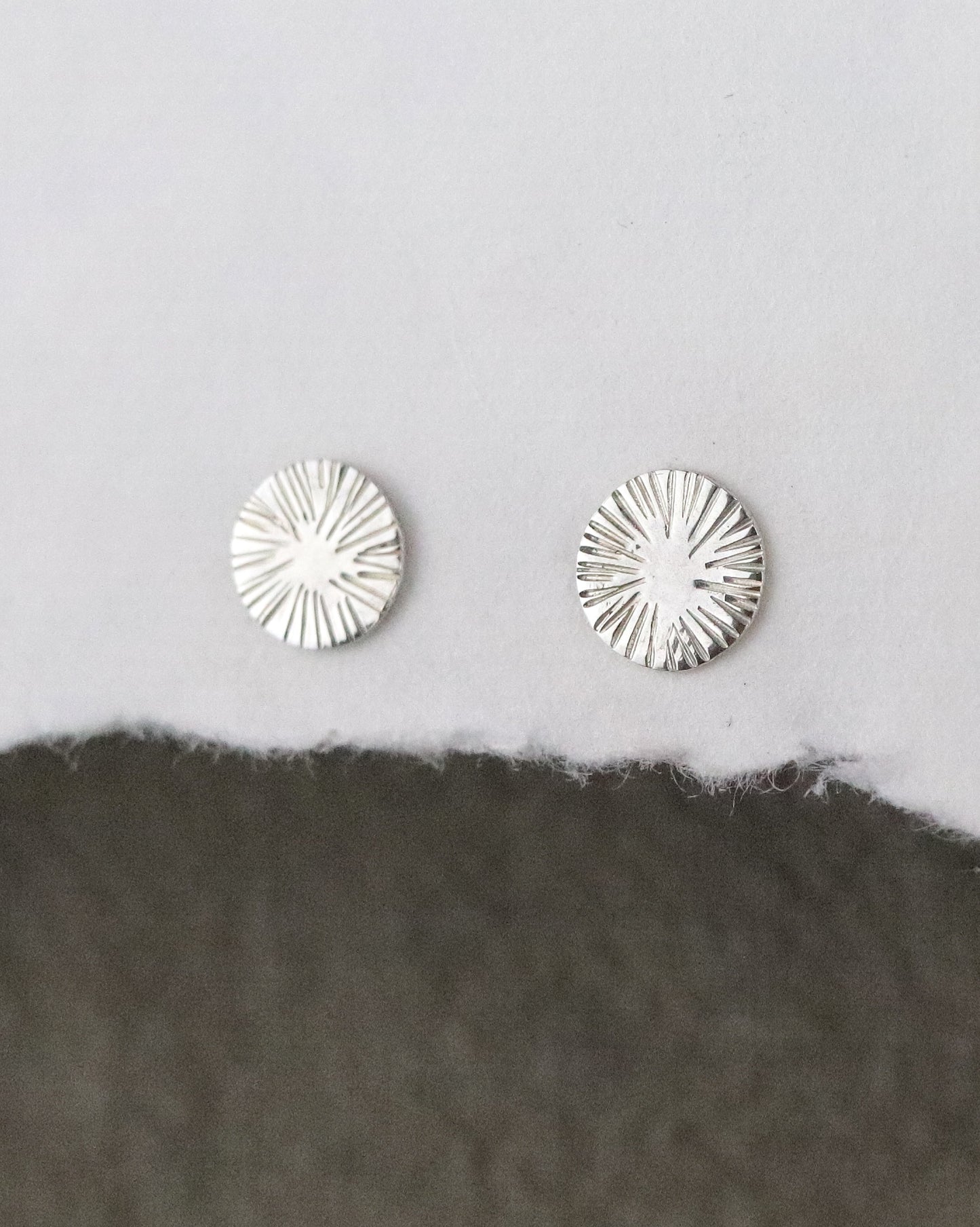Boucles d'oreilles pour femme puces deux soleil en argent 925/1000 sur fond blanc
