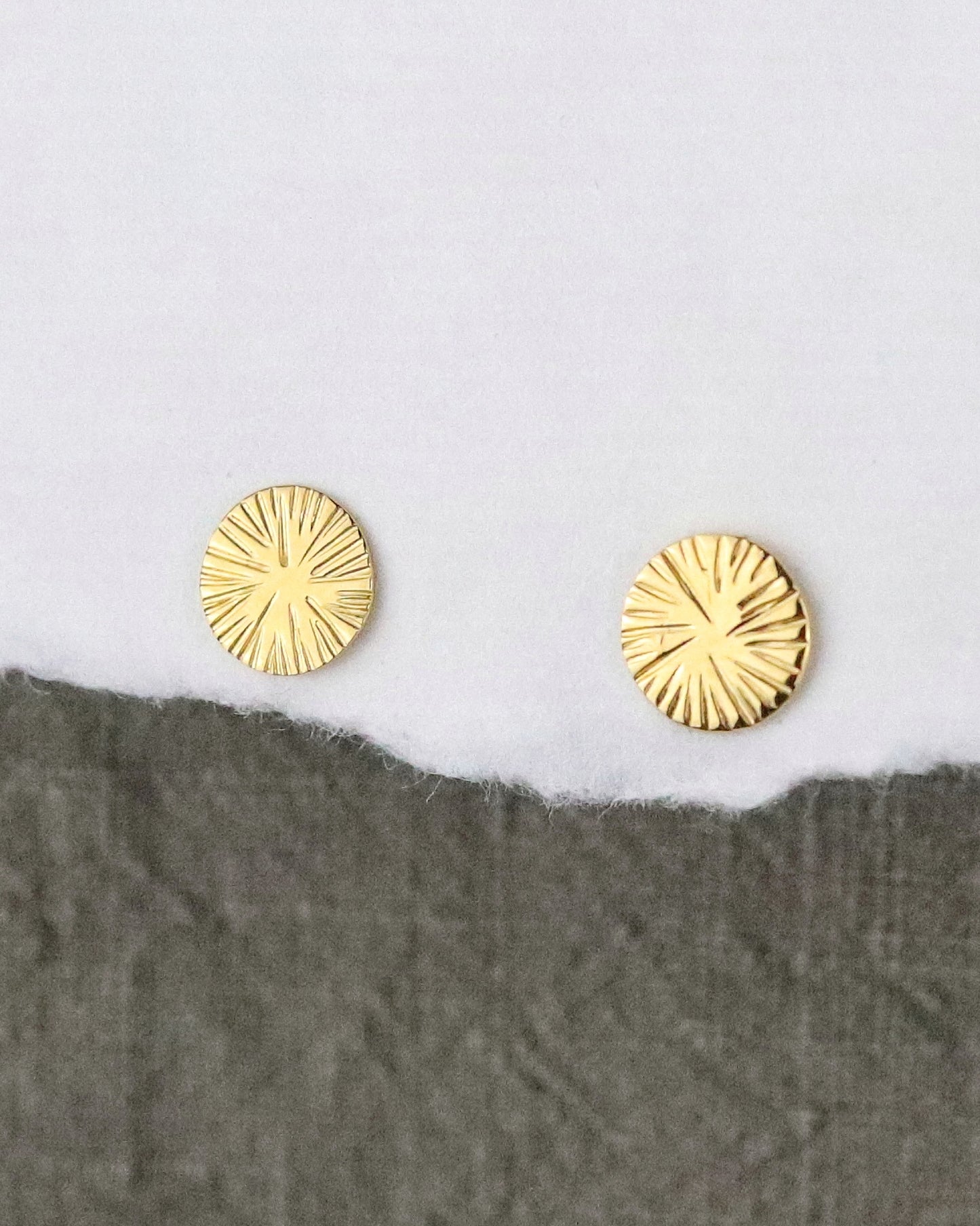 Boucles d'oreilles pour femme puces deux soleils en vermeil (argent 925/1000 plaqué or 5 microns)sur fond blanc