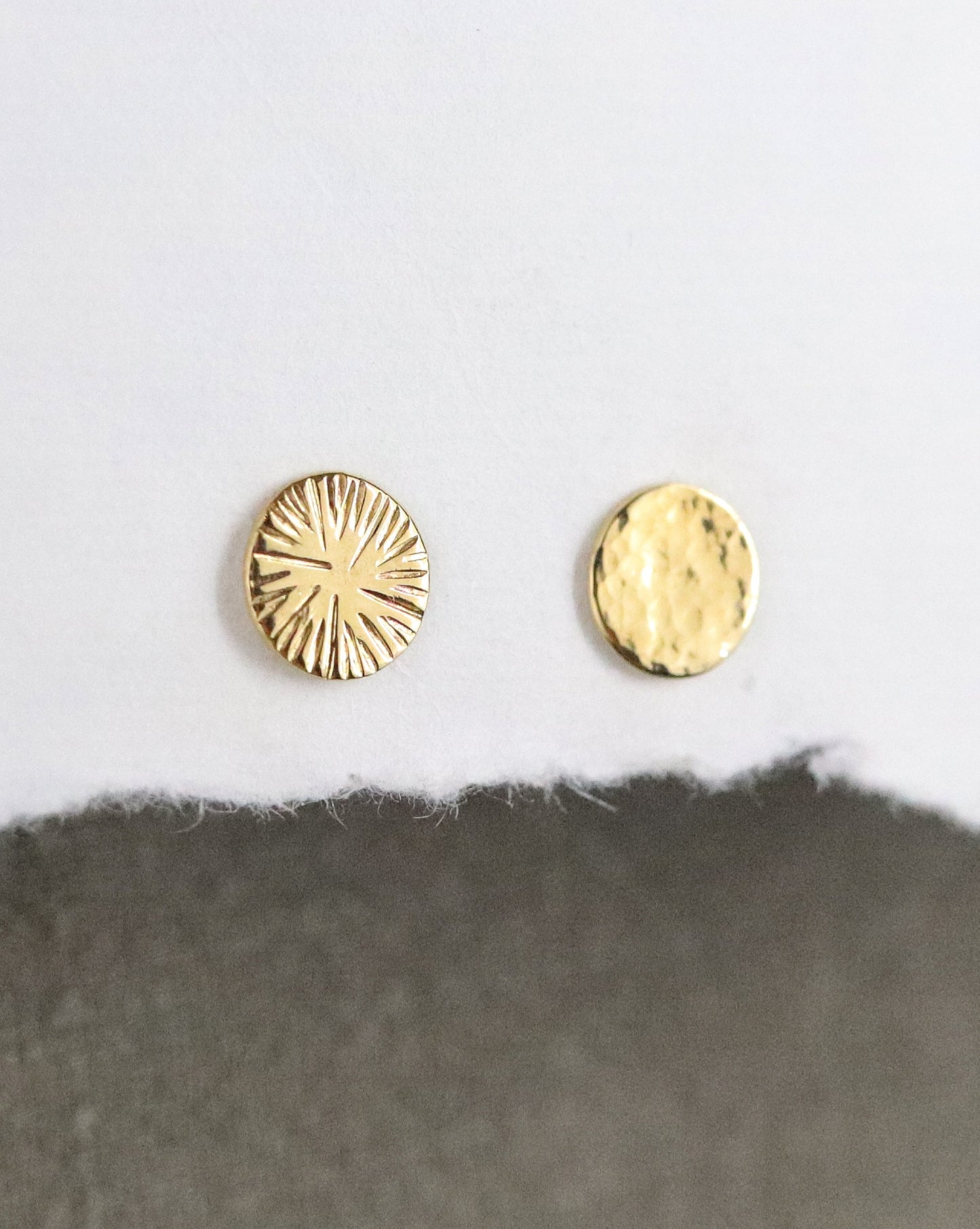 Boucles d'oreilles pour femme puces soleil lune en vermeil (argent 925/1000 plaqué or 5 microns)sur fond blanc