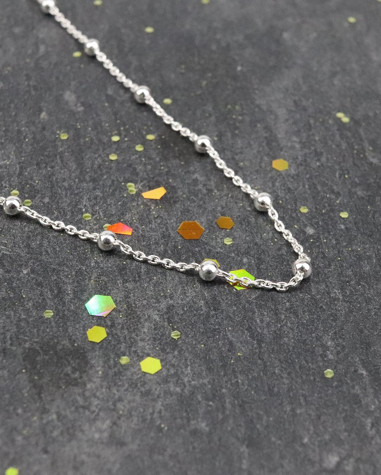 Chaine Boule Argent sur ardoise naturelle - zoom sur la chaine