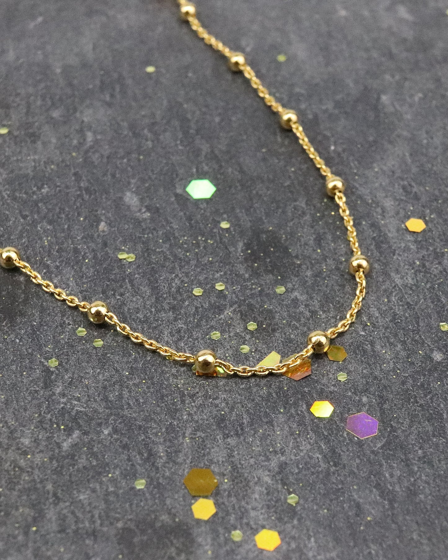 Chaine Boule Vermeil sur ardoise naturelle - zoom sur la chaine