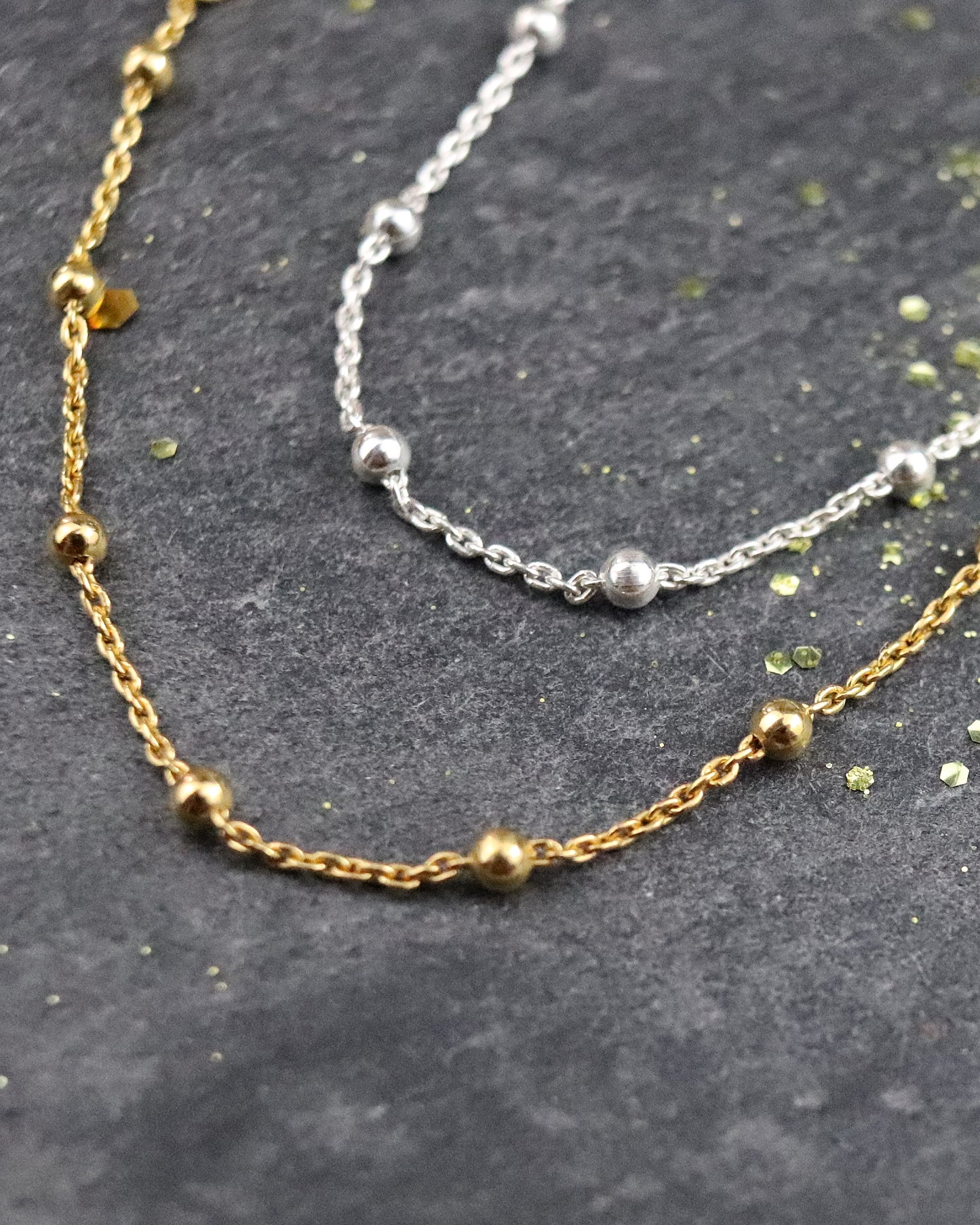 Bracelets Chaine boules en argent 925/1000 et vermeil posés sur une ardoise naturelle