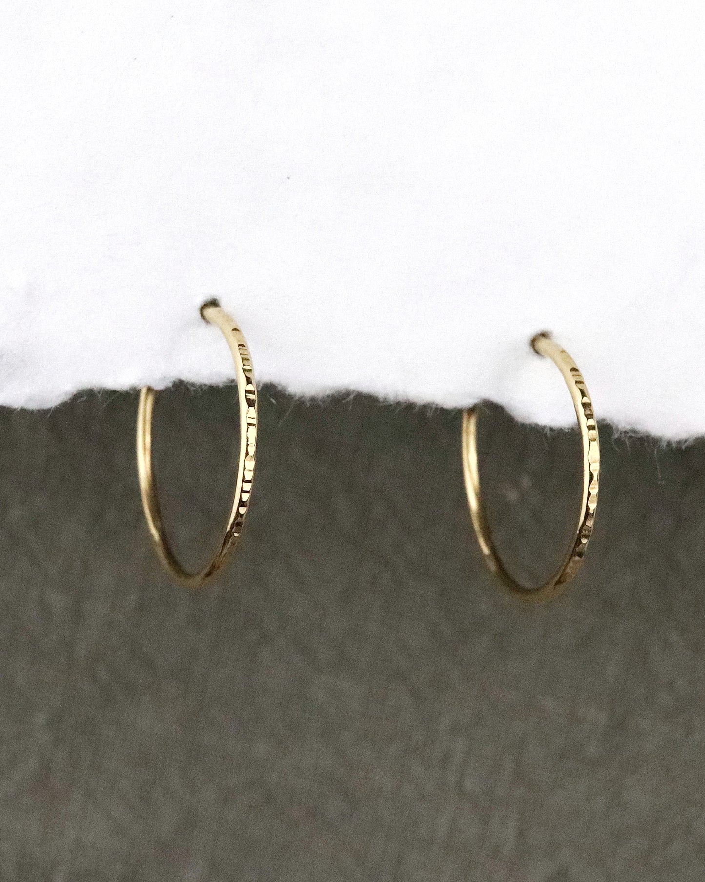 boules d'oreilles créoles fines en vermeil (argent 925/1000 plaqué or 5 microns) taille S ciselées sur papier blanc et fond tissu kaki