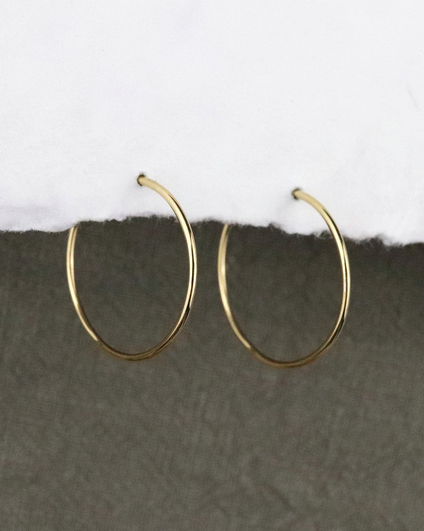 boules d'oreilles créoles fines en vermeil (argent 925/1000 plaqué or 5 microns) taille S lissessur papier blanc et fond tissu kaki