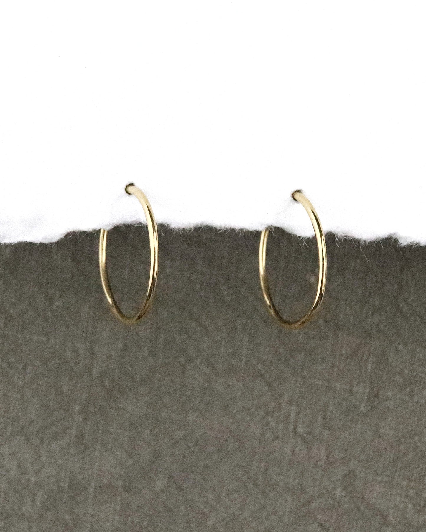 boules d'oreilles créoles fines en vermeil (argent 925/1000 plaqué or 5 microns)taille S lisses sur papier blanc et fond tissu kaki
