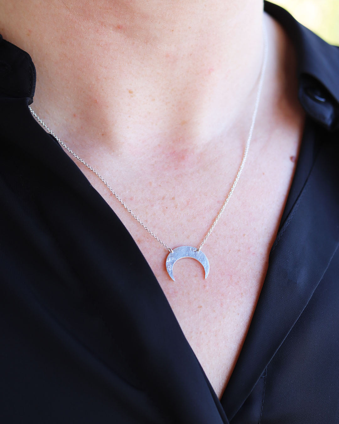 bijoux marion chappaz collier argent 925 pour femme Moon croissant de lune texturé sur chaine fine maille forçat ronde porté par une femme