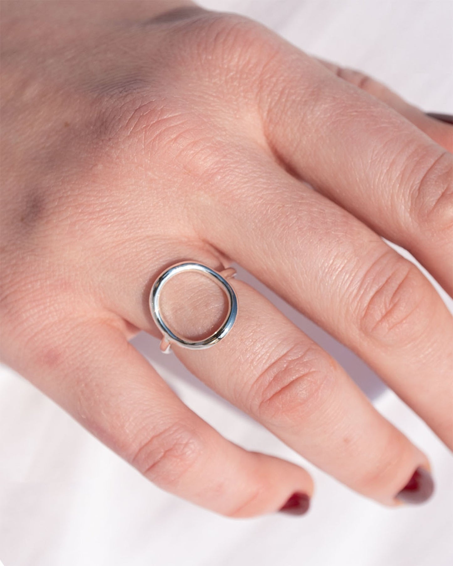bijoux marion chappaz en argent 825 bague ring anneau cercle polie pour femme portée