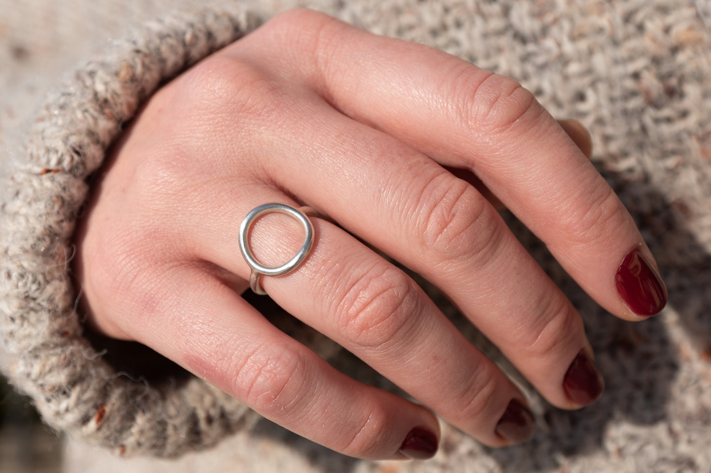 bijoux marion chappaz en argent 825 bague ring anneau cercle brossée pour femme portée