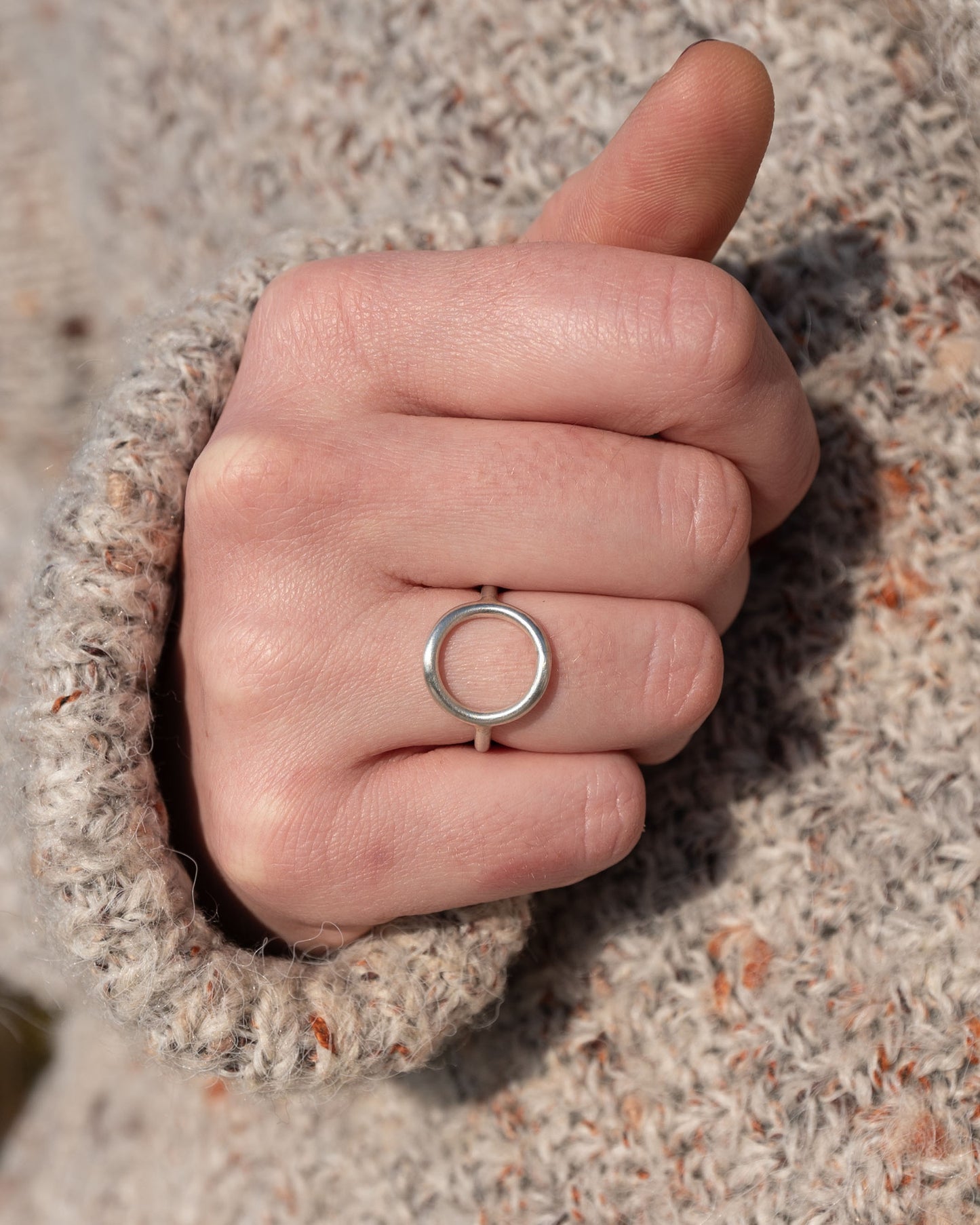 bijoux marion chappaz en argent 825 bague ring anneau cercle brossée pour femme portée