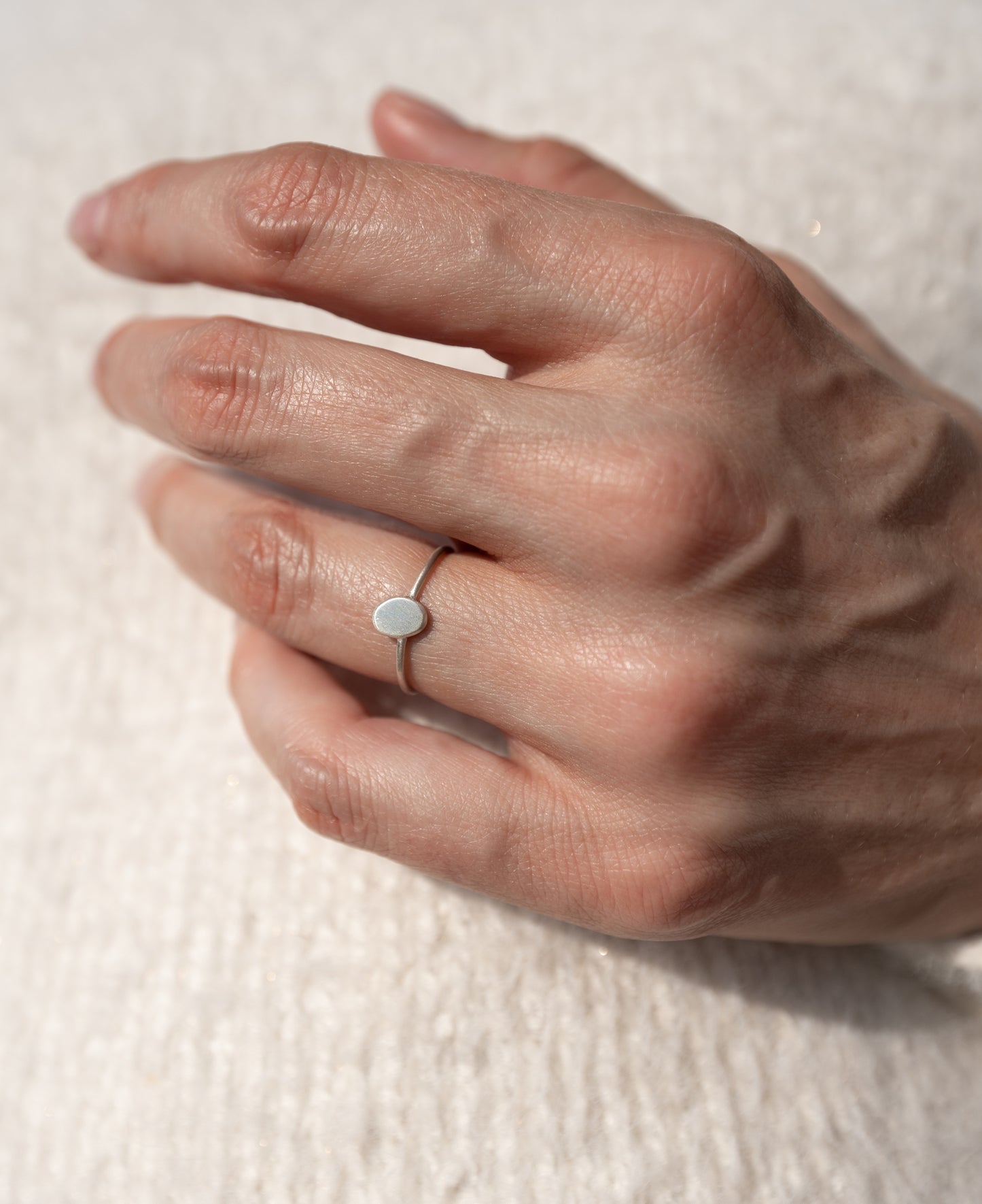 Bijoux Marion Chappaz Bague en argent galet brossée portée
