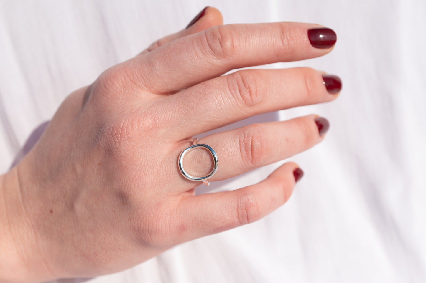 bijoux marion chappaz en argent 825 bague ring anneau cercle polie pour femme portée