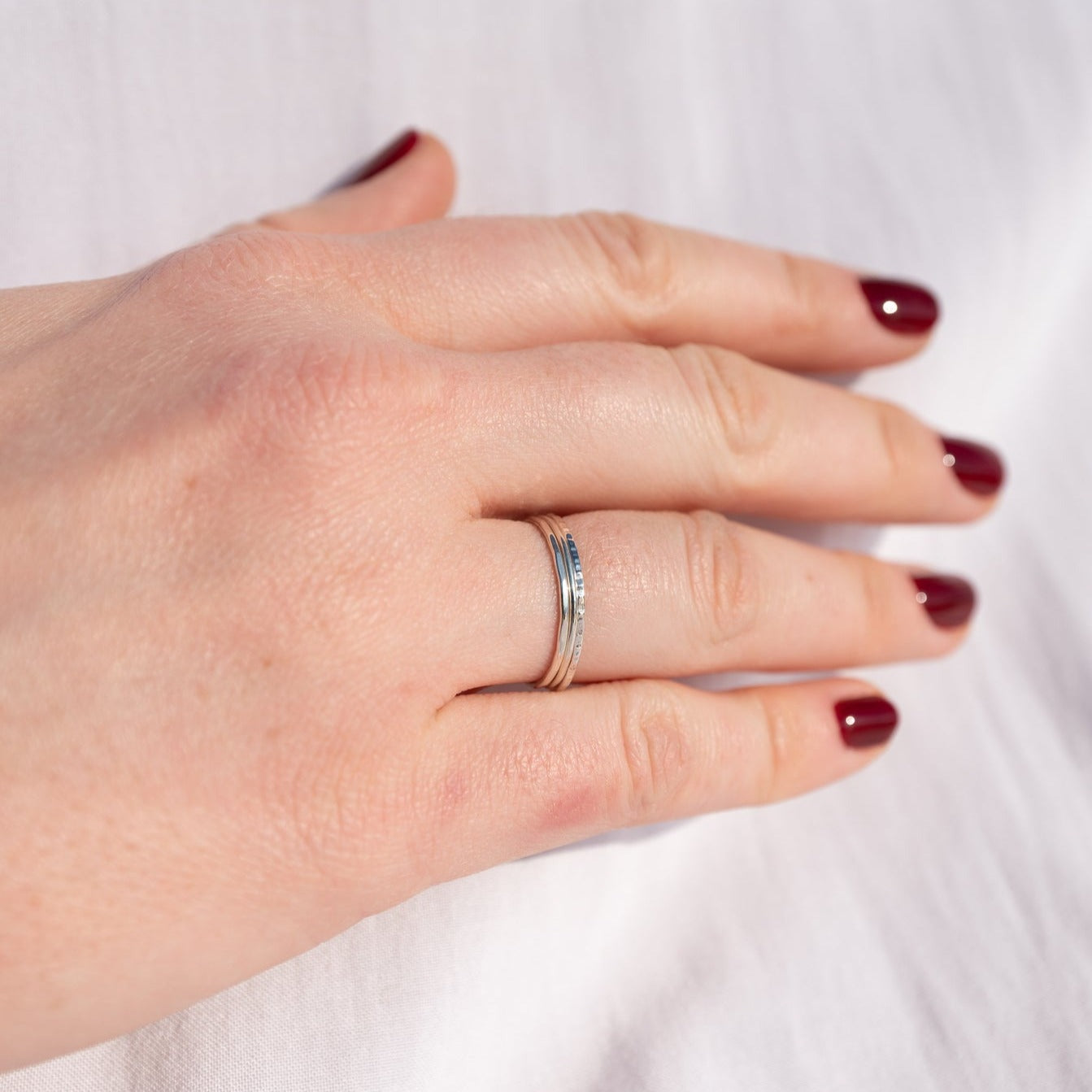 Bijoux Marion Chappaz trois Bagues en Argent fine lisse martelée et ciselée portées