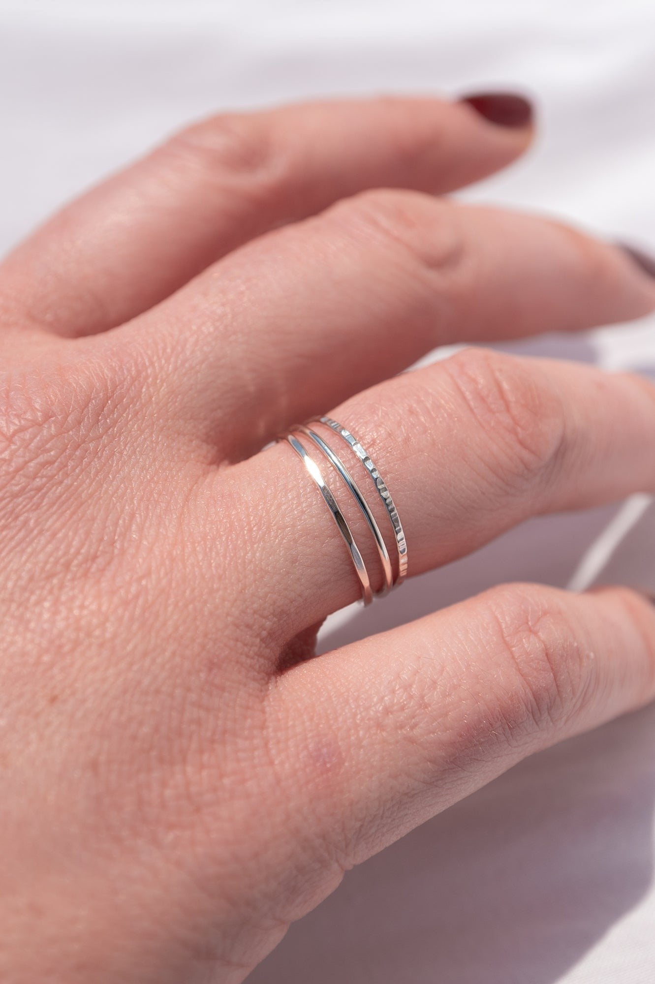 bijoux marion chappaz en argent 925 bague fine pour femme composée de trois anneaux lisse, martelé et ciselé portée