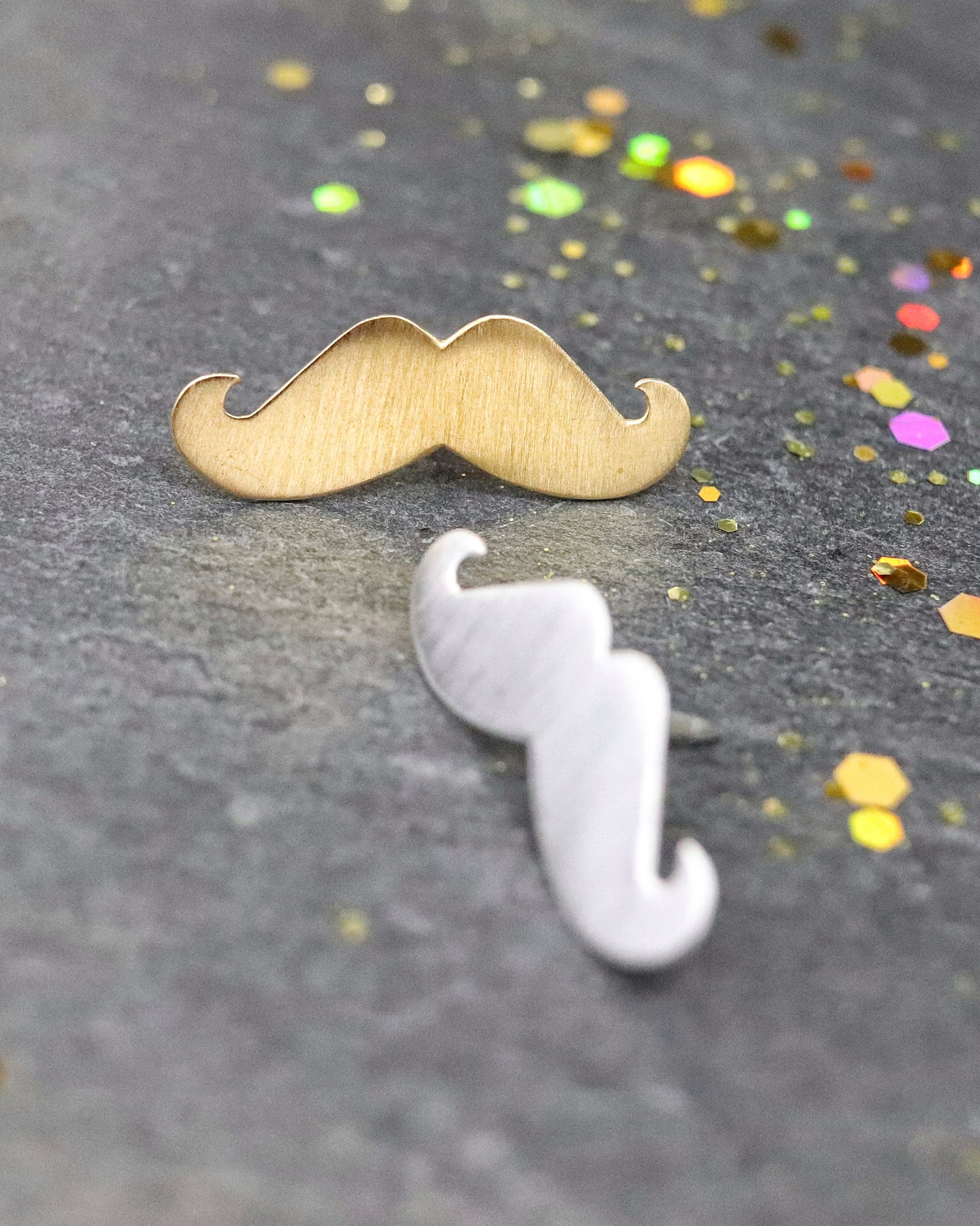 Pin's Moustache Argent ou Vermeil