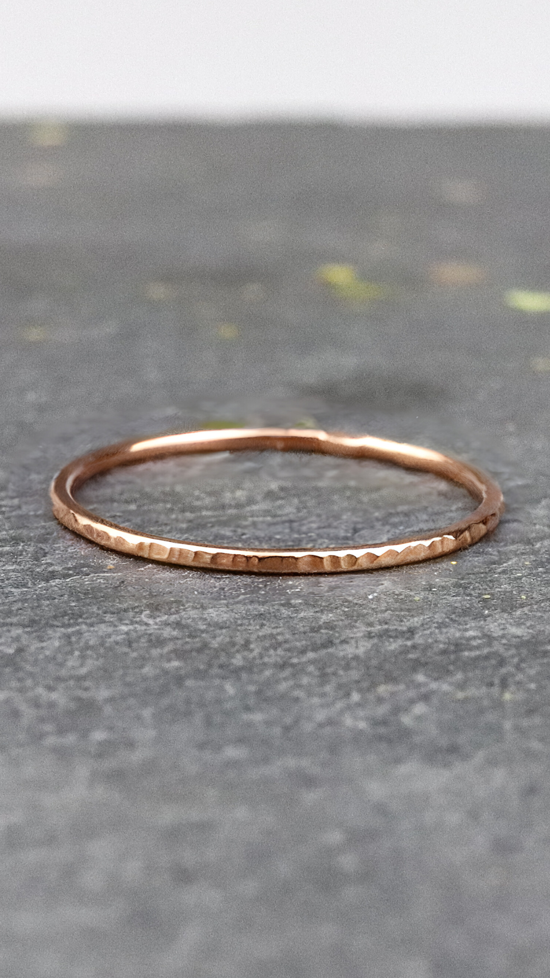 Bague fine or rose 750/1000 ciselée posées sur une ardoise naturelle