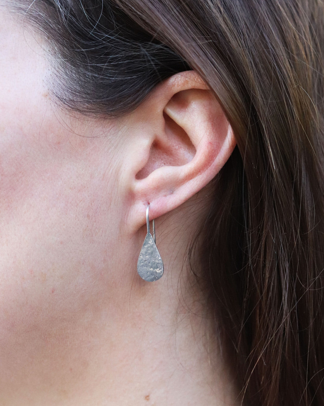 bijoux marion chappaz en argent 925 boucles d'oreilles dormeuses pendantes courtes Moondrop goute texturées lune portées par une femme
