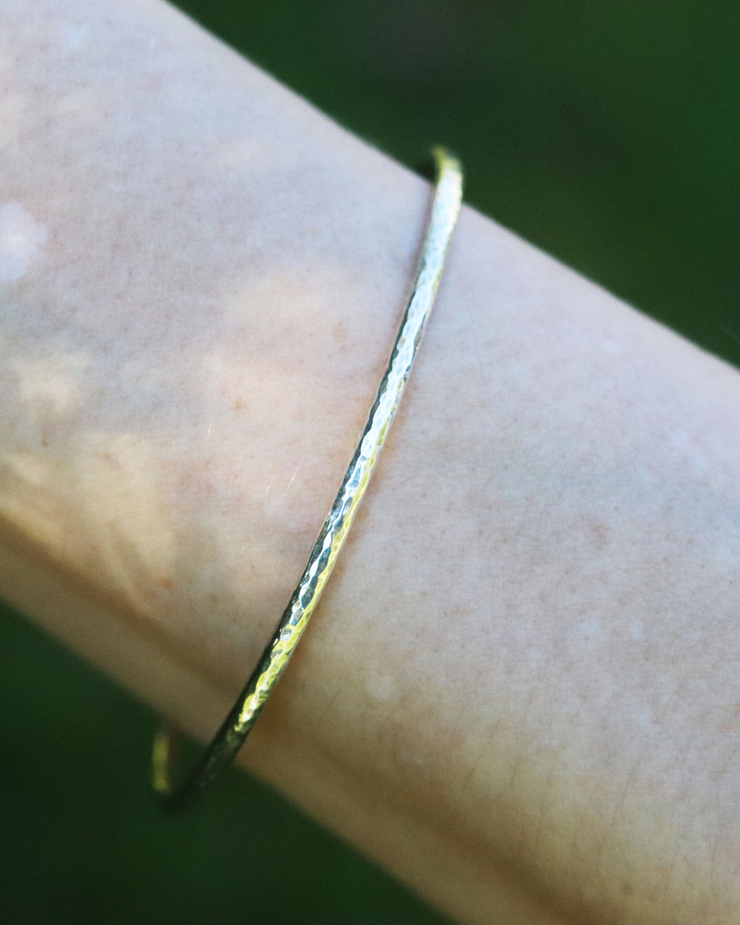 bijoux marion chappaz en argent 925 bracelet jonc rigide ovale ouvert martelé pour femme porté