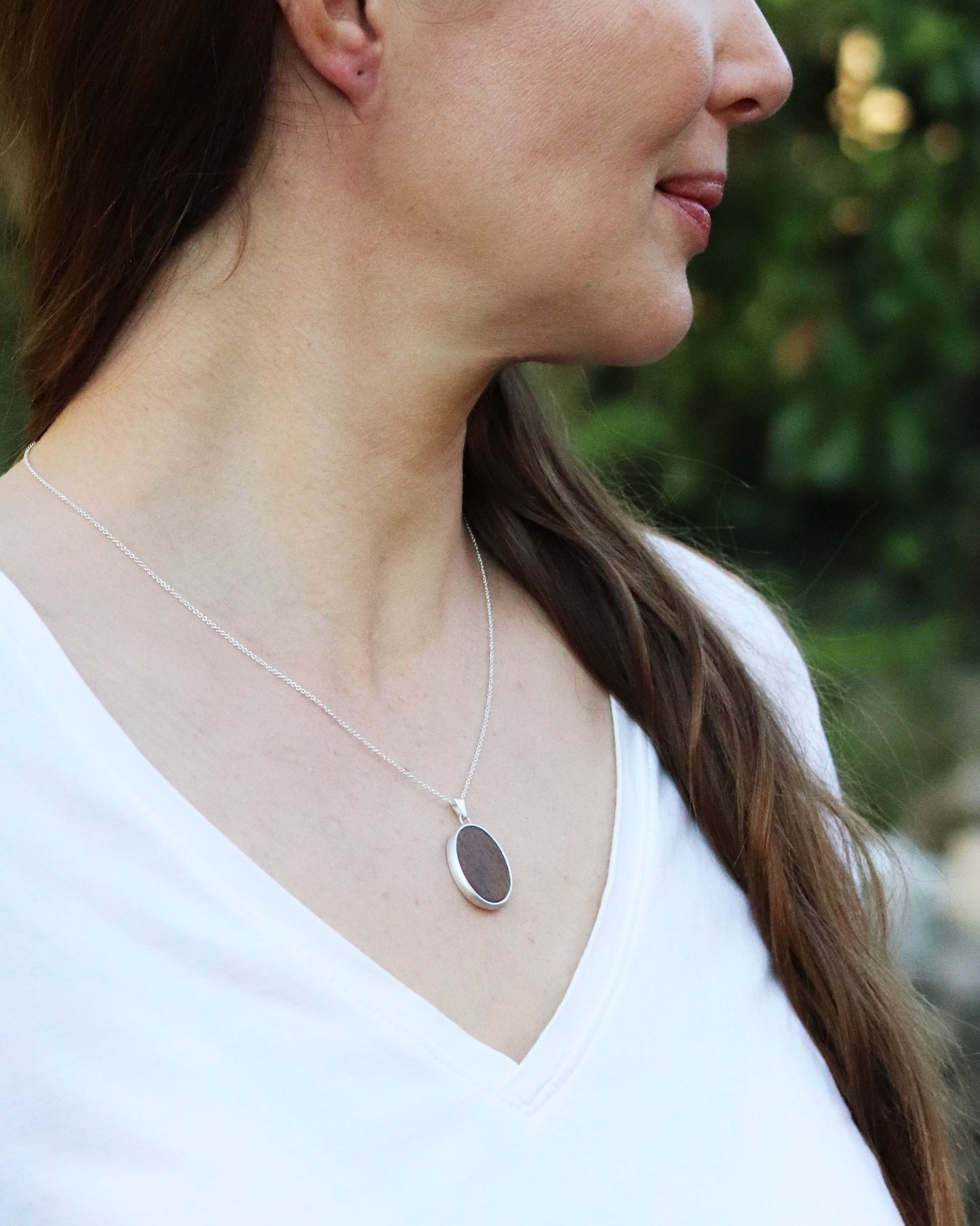Collier Feuille en argent 925 et bois de noyer porté par une femme