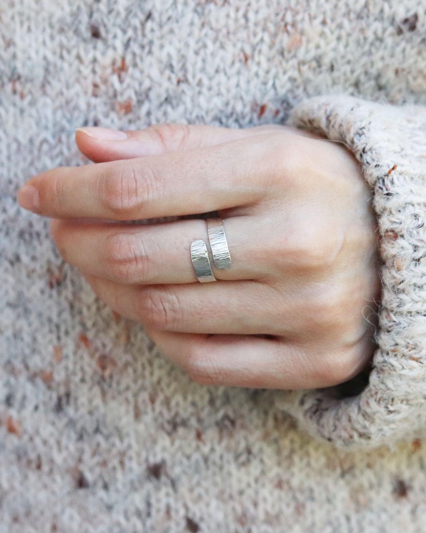Bague Marion Chappaz réglable Ruban Twist en argent finition ciselée portée par une femme