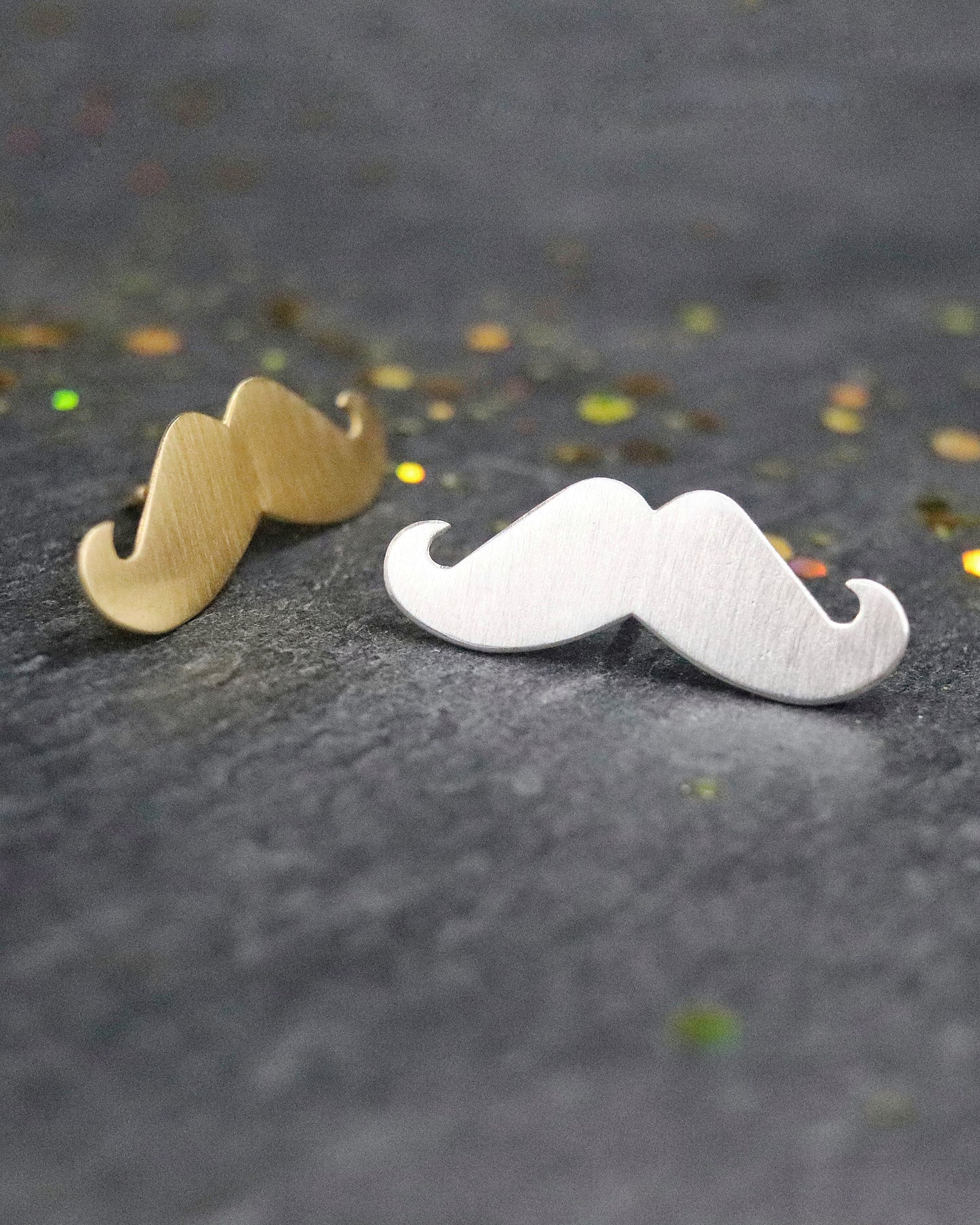 Pin's Moustache Argent ou Vermeil