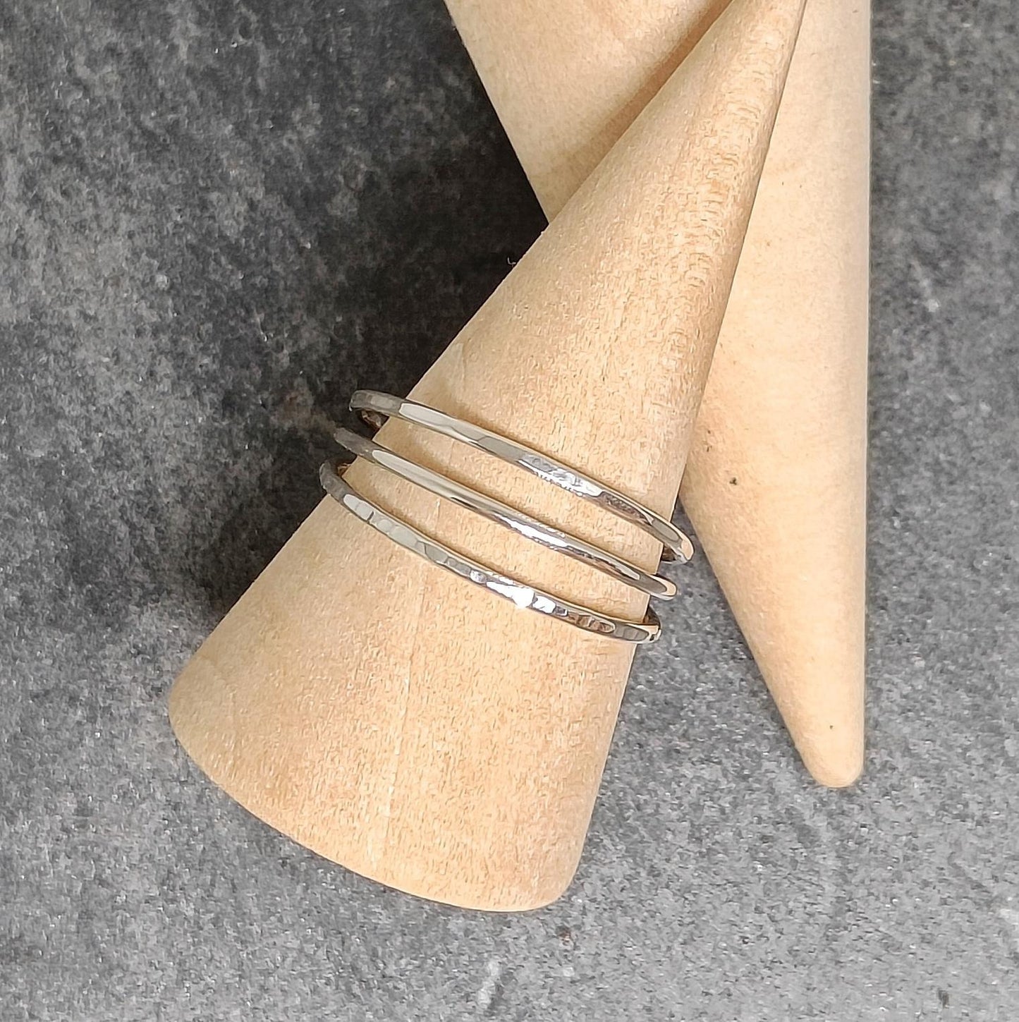 bijoux marion chappaz en argent 925 bague fine pour femme composée de trois anneaux lisse, martelé et ciselé sur support bois