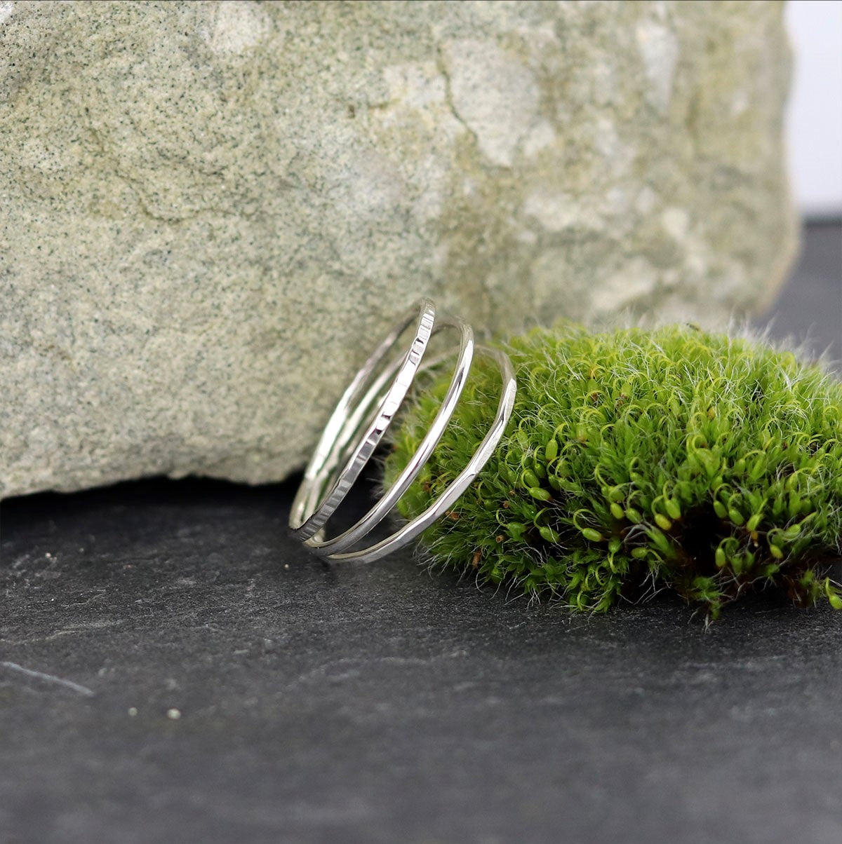 bijoux marion chappaz en argent 925 bague fine pour femme composée de trois anneaux lisse, martelé et ciselé sur ardoise et mousse