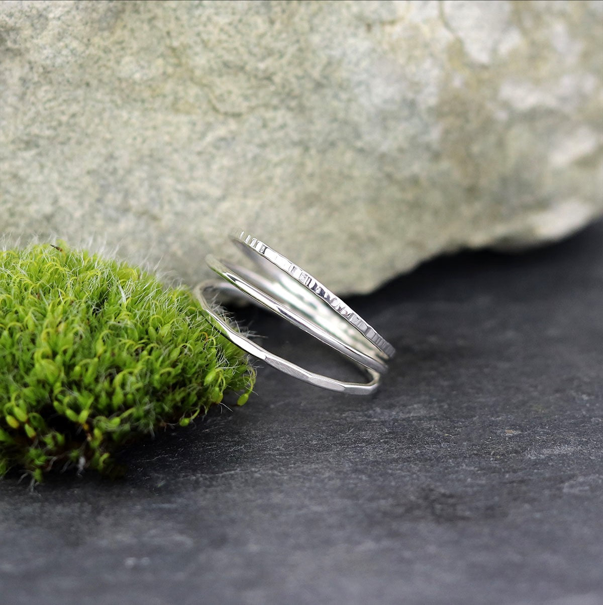 bijoux marion chappaz en argent 925 bague fine pour femme composée de trois anneaux lisse, martelé et ciselé sur ardoise et mousse