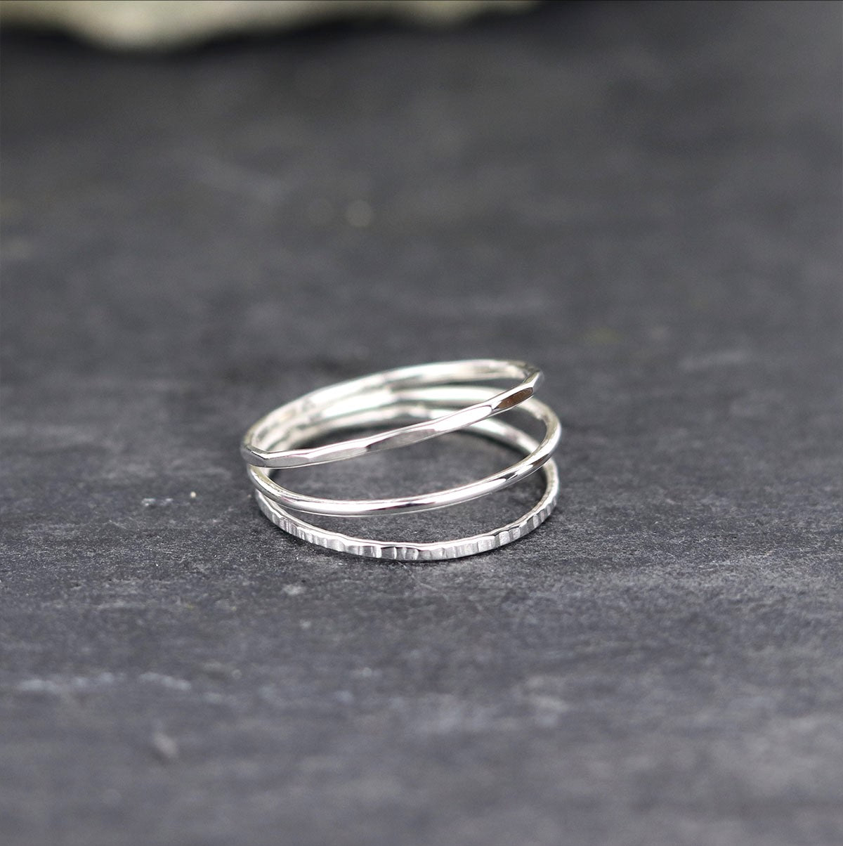 bijoux marion chappaz en argent 925 bague fine pour femme composée de trois anneaux lisse, martelé et ciselé sur ardoise