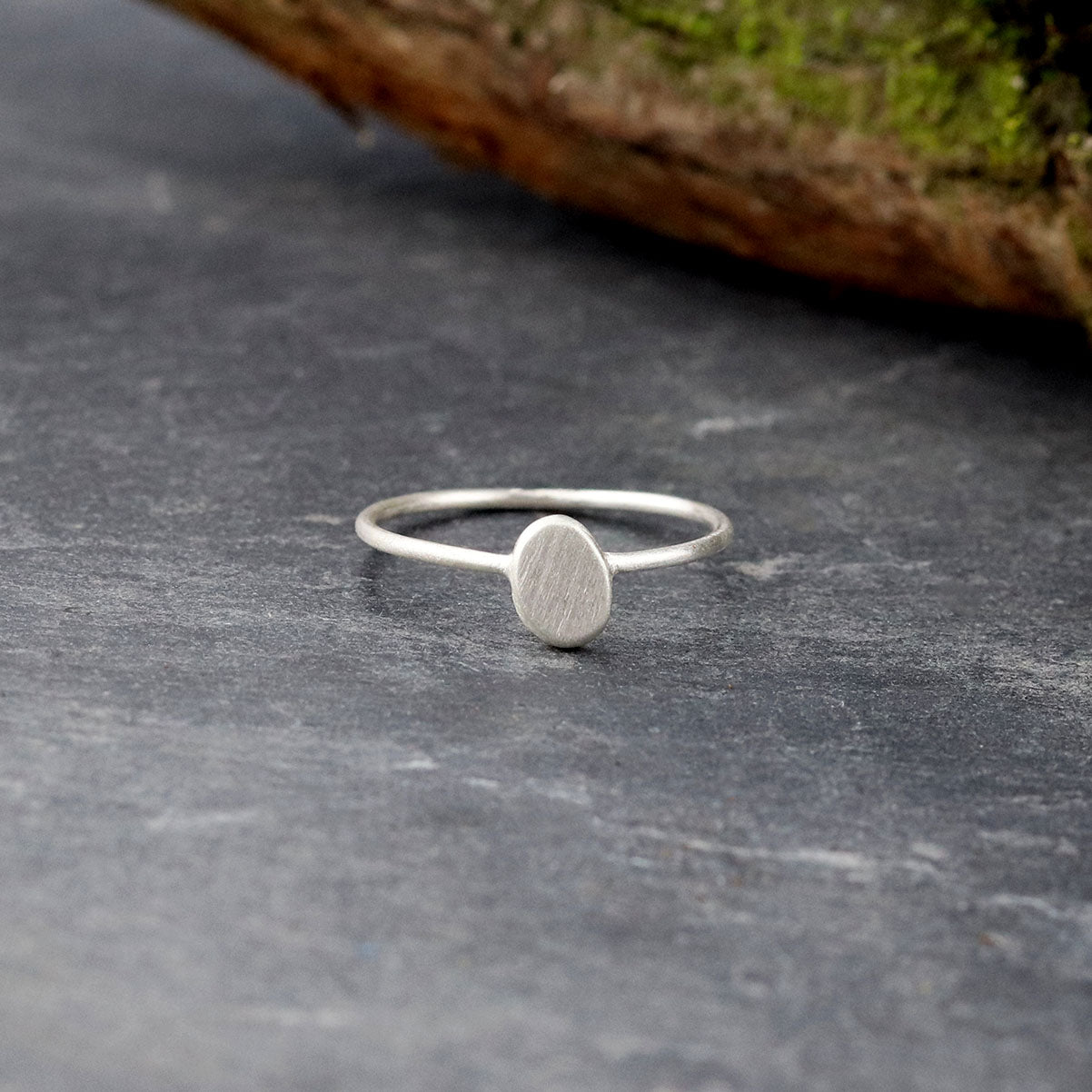Bijoux Marion Chappaz Bague en argent galet brossée sur fond ardoise