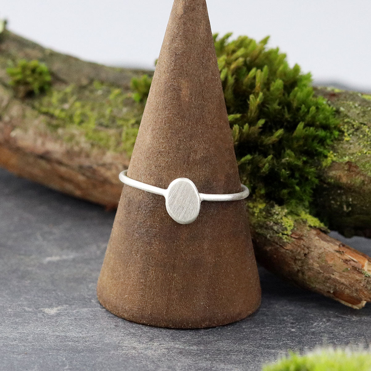 Bijoux Marion Chappaz Bague en argent galet brossée sur support bois