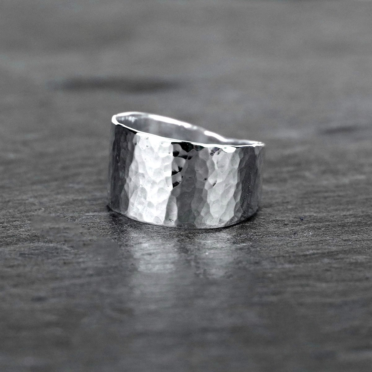 Bijoux Marion Chappaz Bague en argent large martelée sur fond ardoise