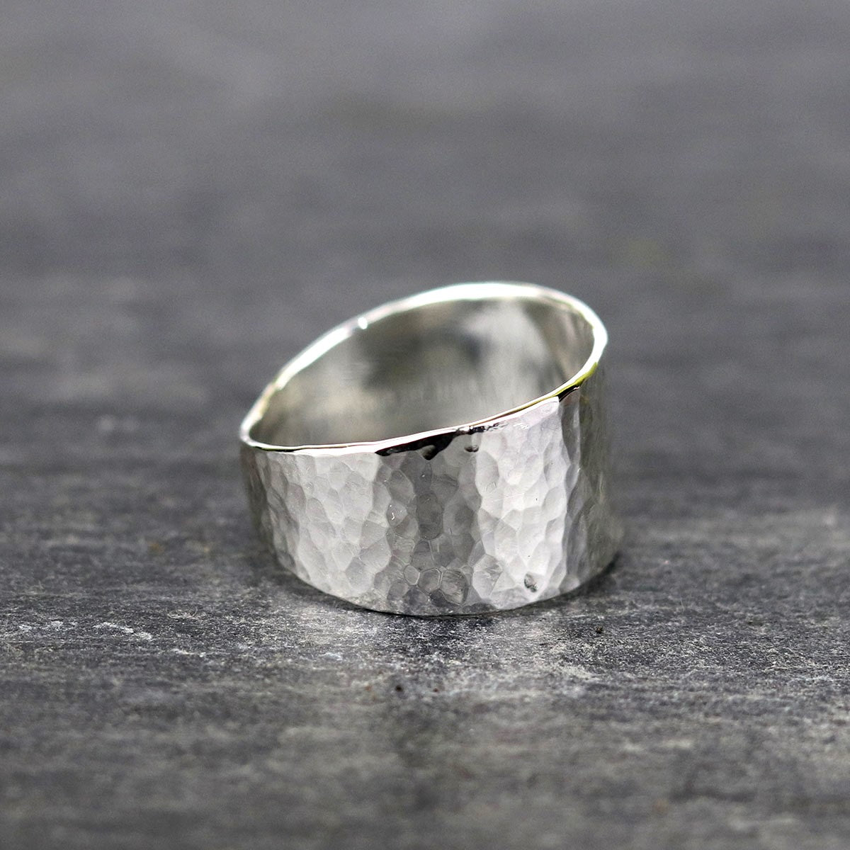 Bijoux Marion Chappaz Bague en argent large martelée sur fond ardoise