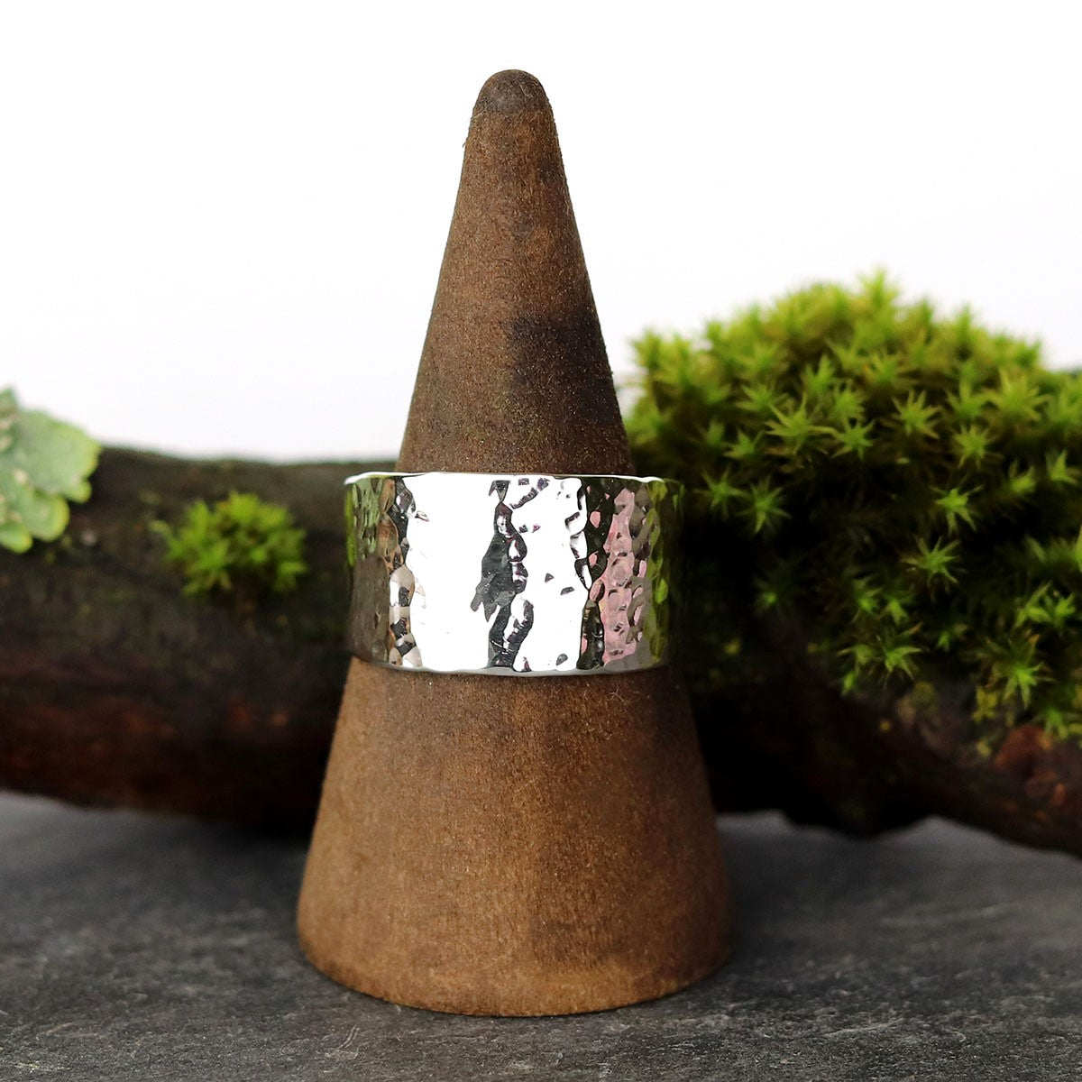 Bijoux Marion Chappaz Bague en argent large martelée sur support bois