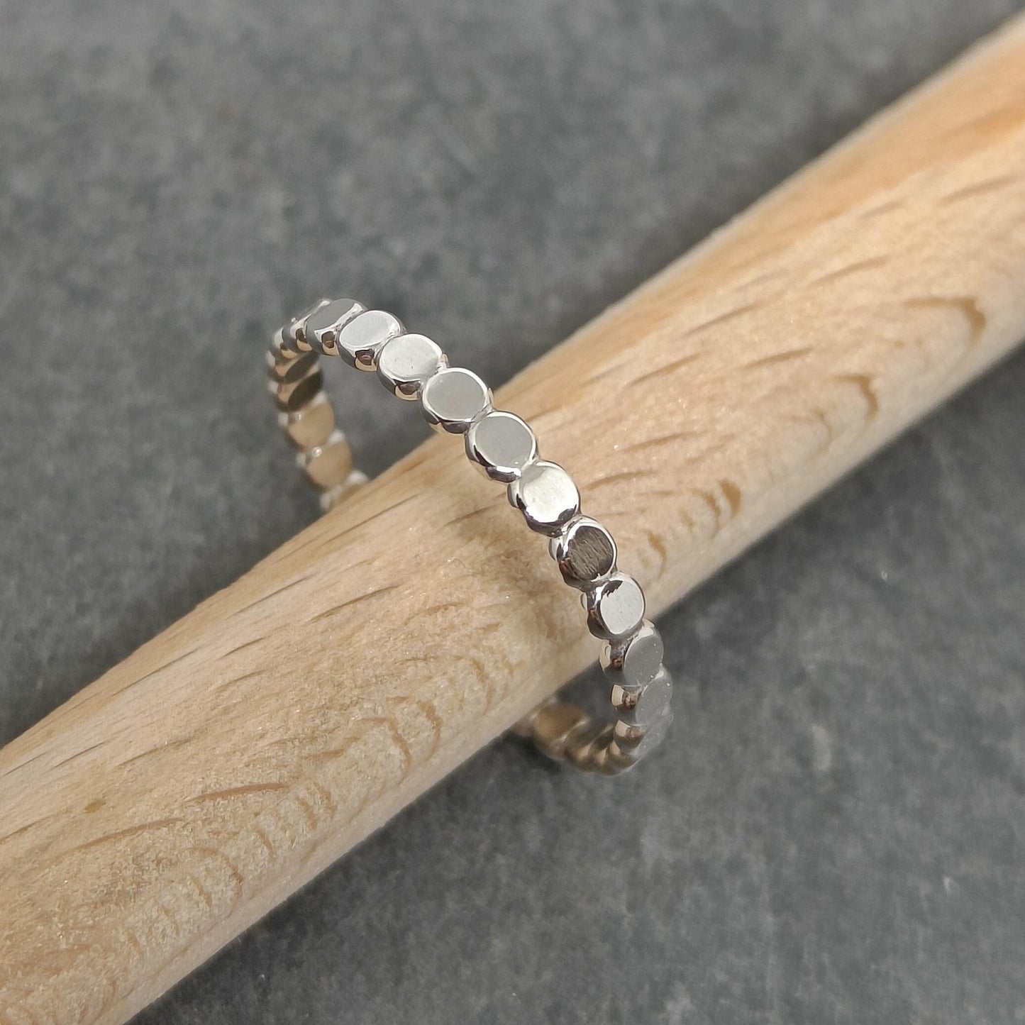 bijoux marion chappaz en argent 825 bague sequin perlée laminée pour femme sur support bois et fond ardoise
