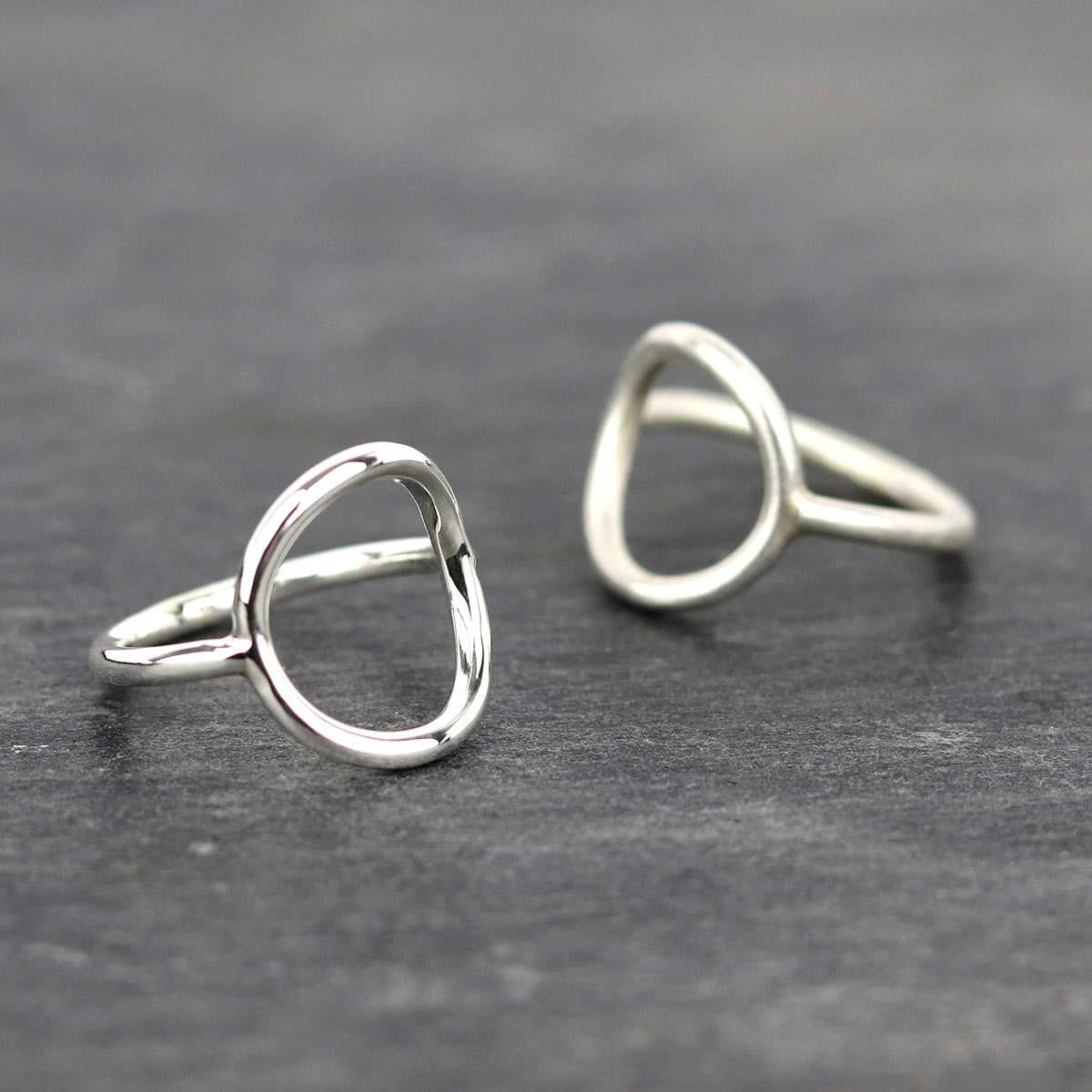 bijoux marion chappaz en argent 825 bague ring anneau cercle pour femme sur fond ardoise