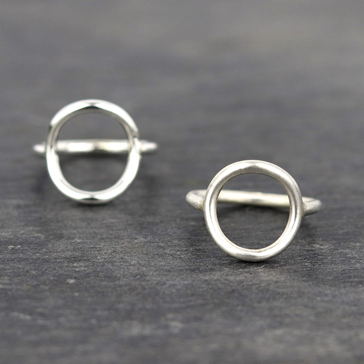 bijoux marion chappaz en argent 825 bague ring anneau cercle pour femme sur fond ardoise