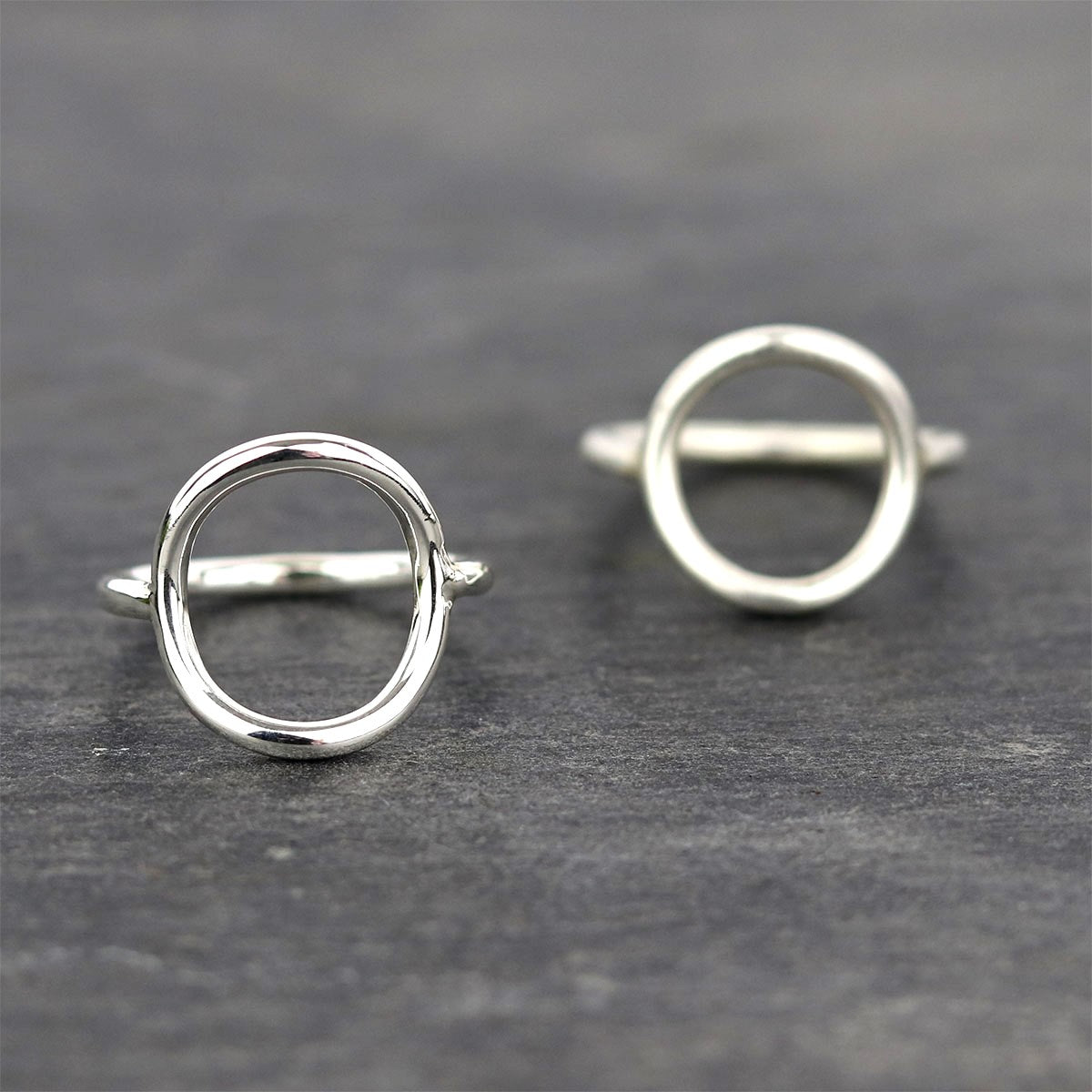 bijoux marion chappaz en argent 825 bague ring anneau cercle pour femme sur fond ardoise