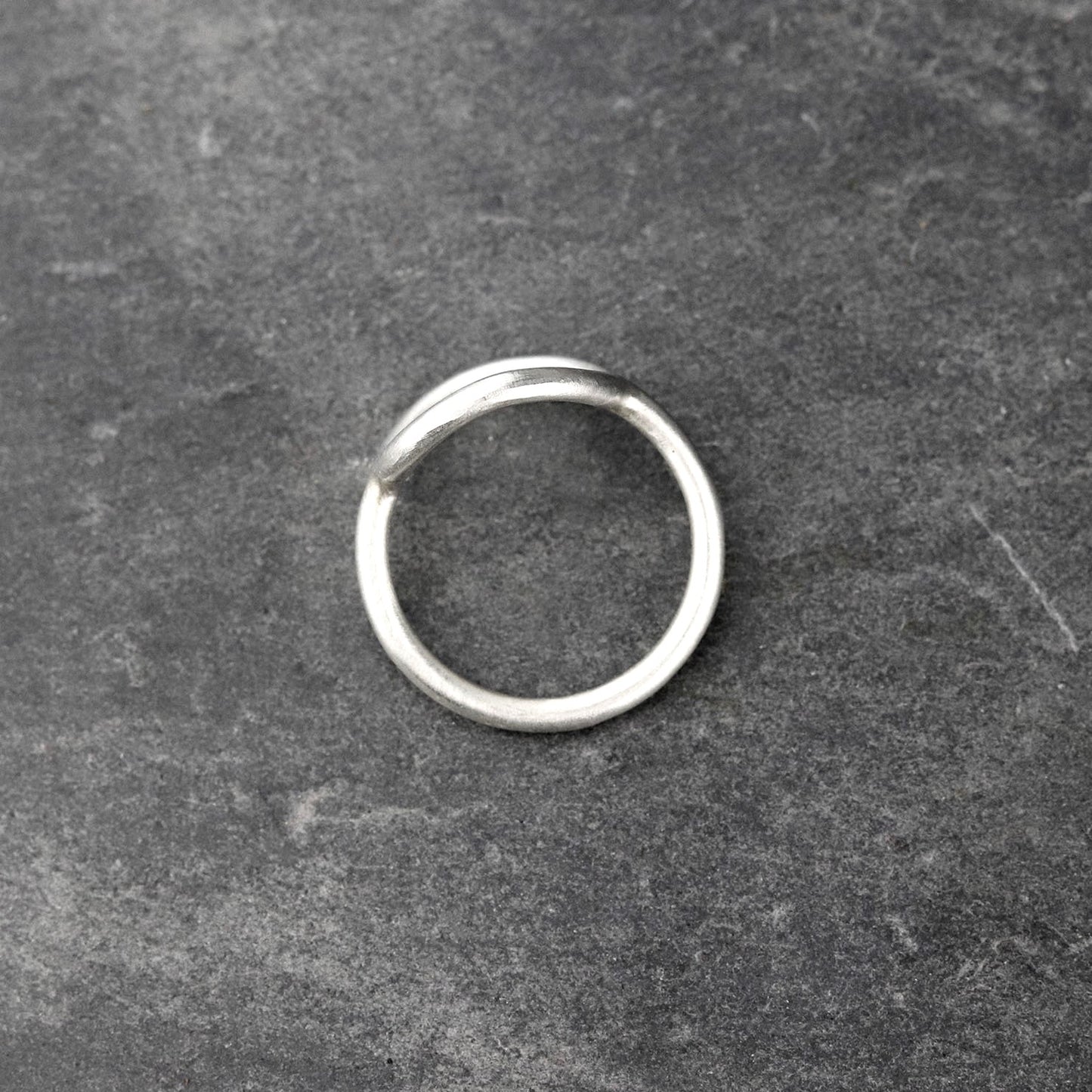 bijoux marion chappaz en argent 825 bague ring anneau cercle brossée pour femme sur fond ardoise