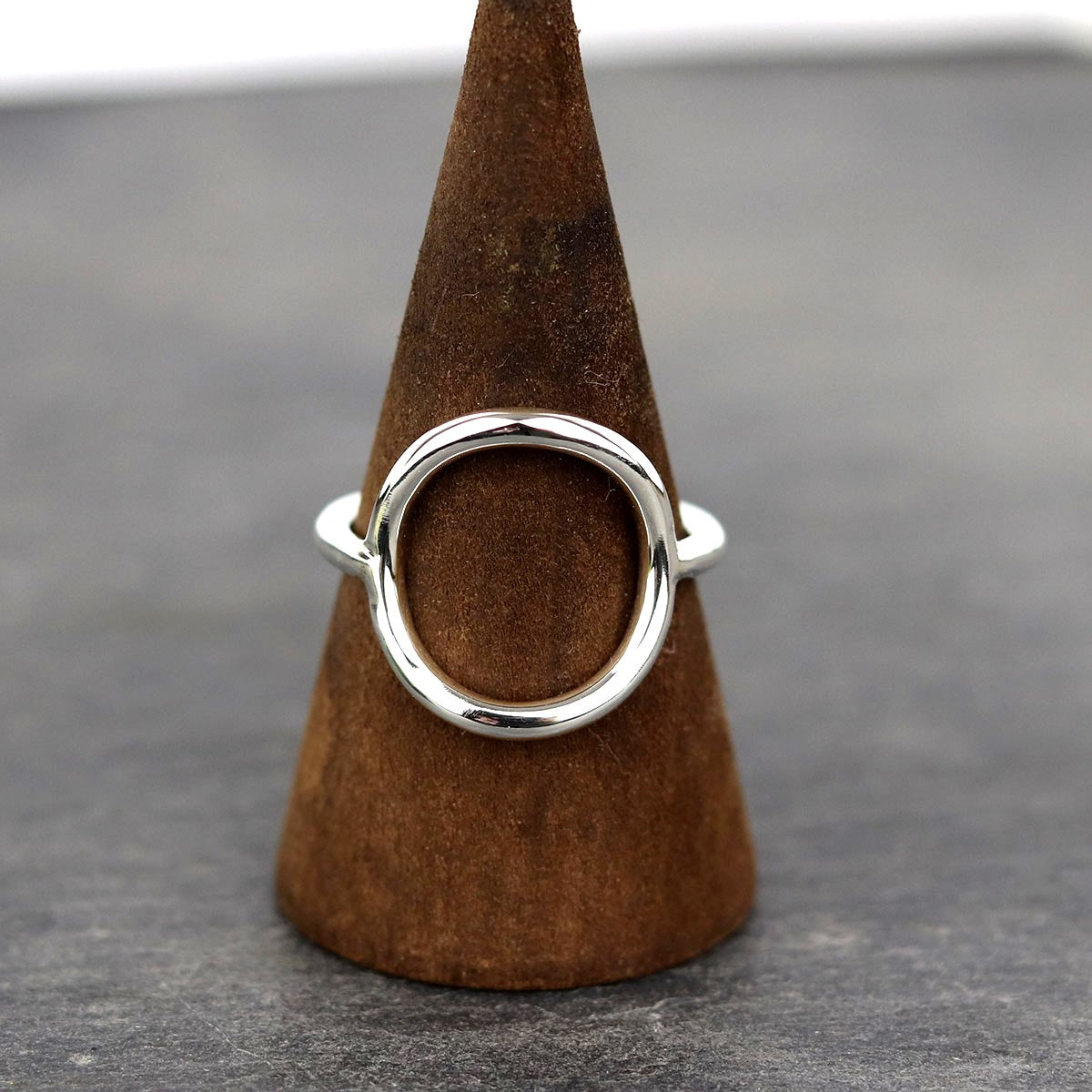bijoux marion chappaz en argent 825 bague ring anneau cercle pour femme sur support bois et fond ardoise