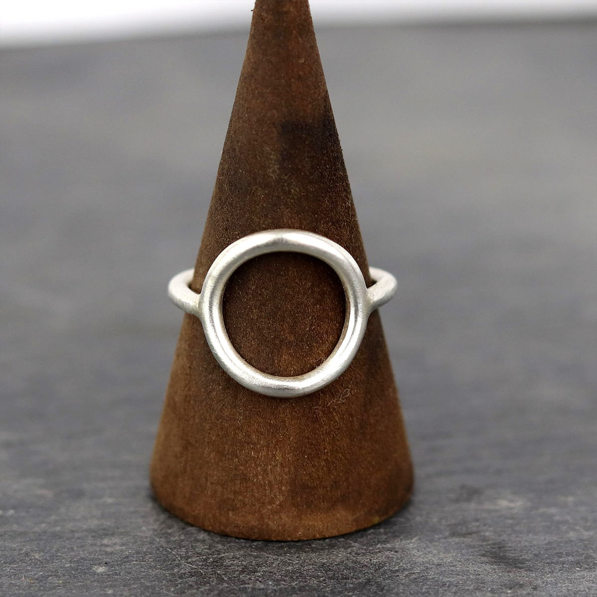 bijoux marion chappaz en argent 825 bague ring anneau cercle brossée pour femme sur support bois et fond ardoise