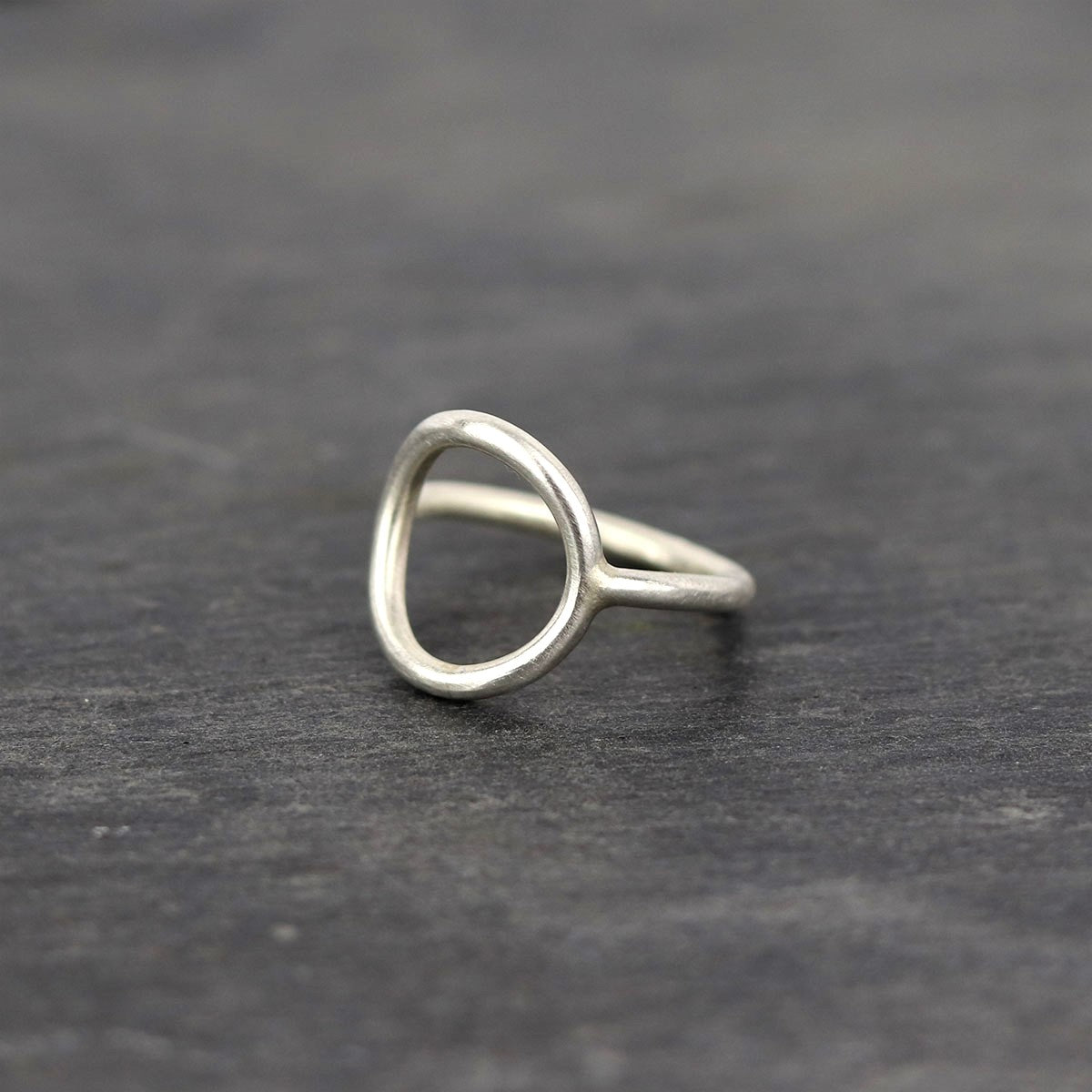 bijoux marion chappaz en argent 825 bague ring anneau cercle brossée pour femme sur fond ardoise