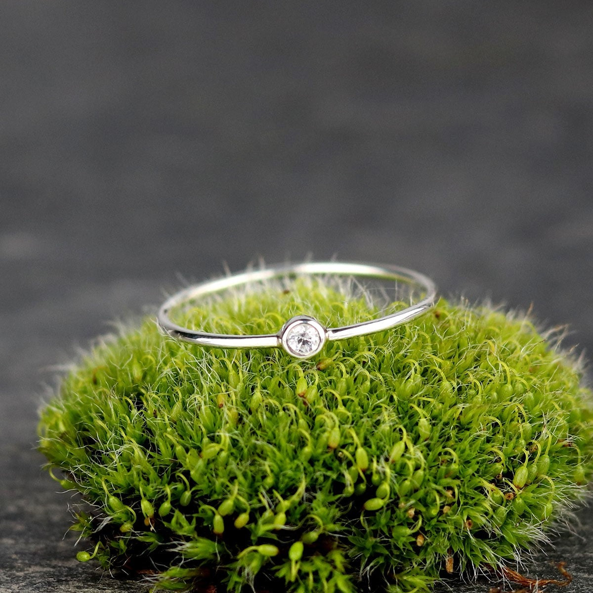 Bijoux Marion Chappaz Bague en argent mini solitaire saphir bleu pâle serti clos sur mousse
